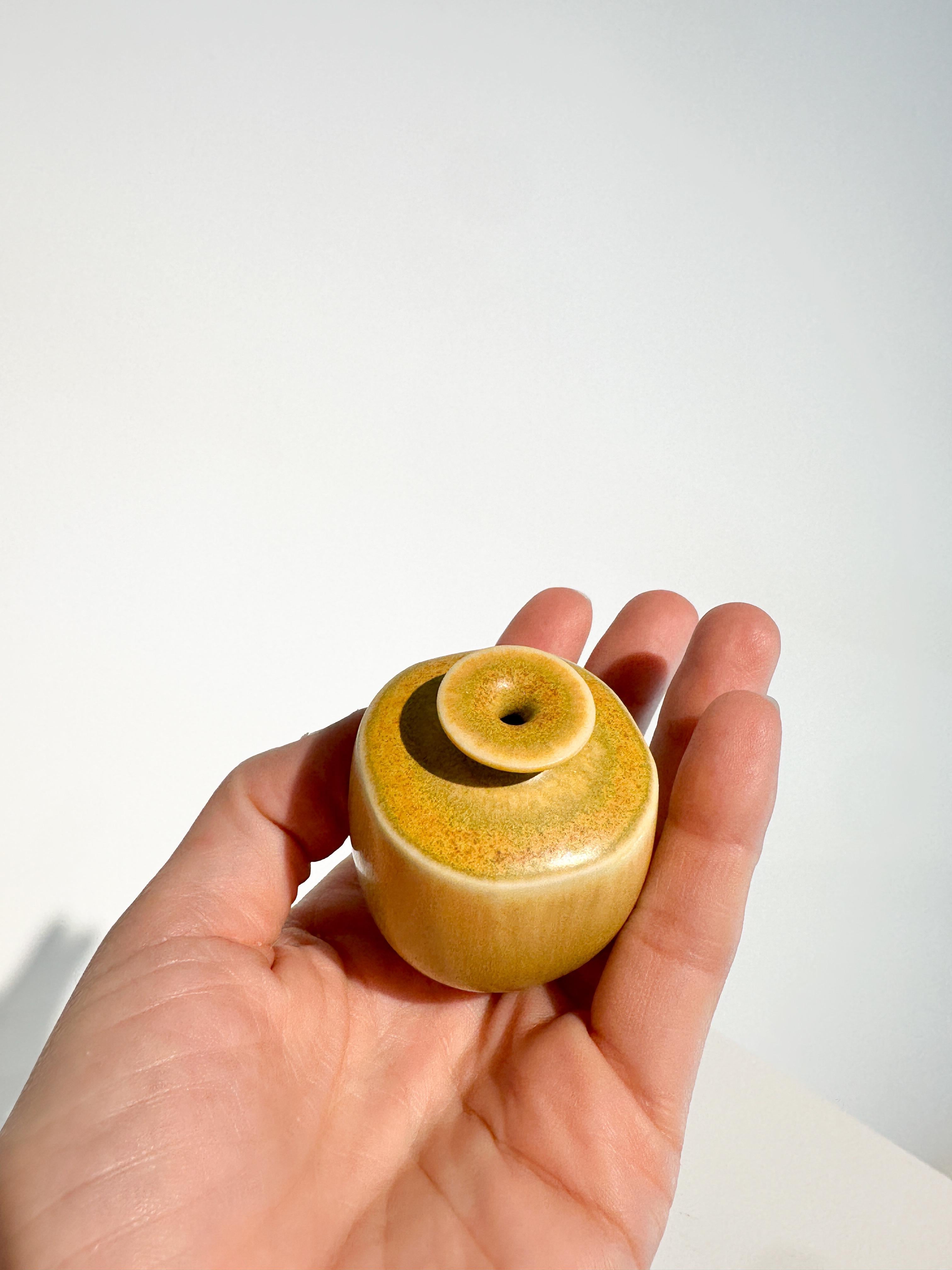 Berndt Friberg Miniature Vase Steinzeug Gelbe Glasur Gustavsberg Schweden 1960er Jahre (Handgefertigt) im Angebot