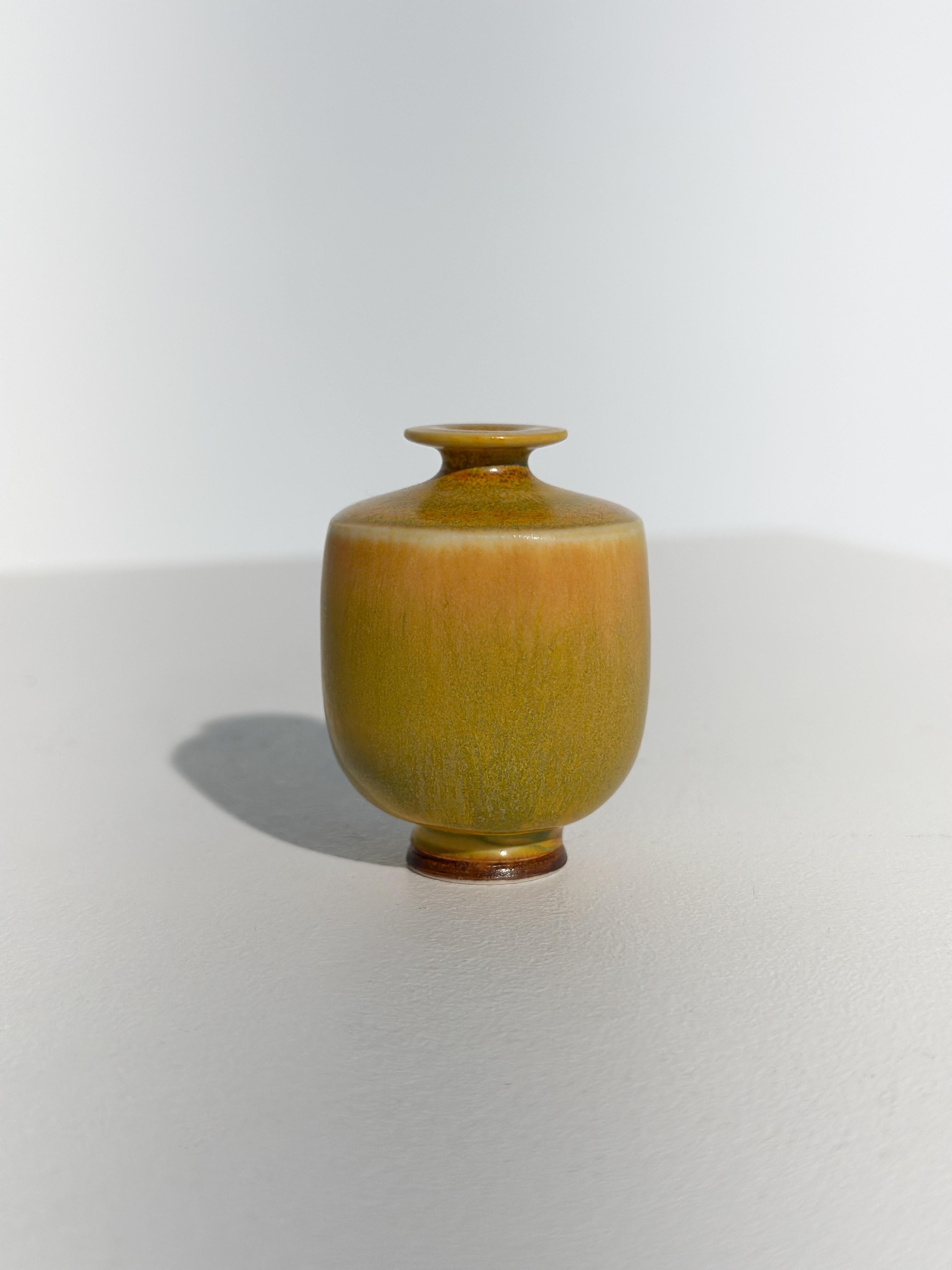 Berndt Friberg Miniature Vase Steinzeug Gelbe Glasur Gustavsberg Schweden 1960er Jahre im Zustand „Gut“ im Angebot in Basel, BS