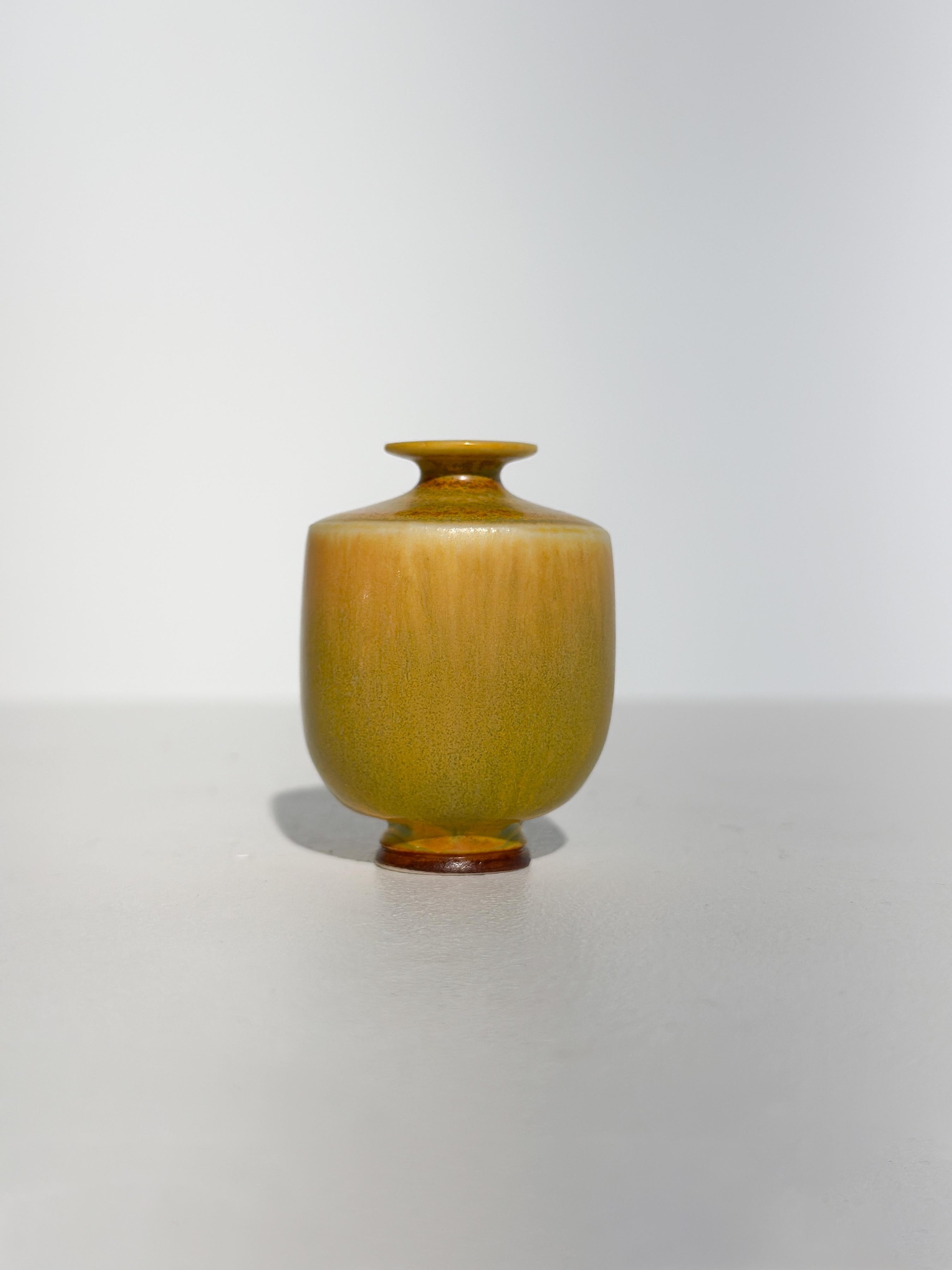 Berndt Friberg Miniature Vase Steinzeug Gelbe Glasur Gustavsberg Schweden 1960er Jahre (Mitte des 20. Jahrhunderts) im Angebot