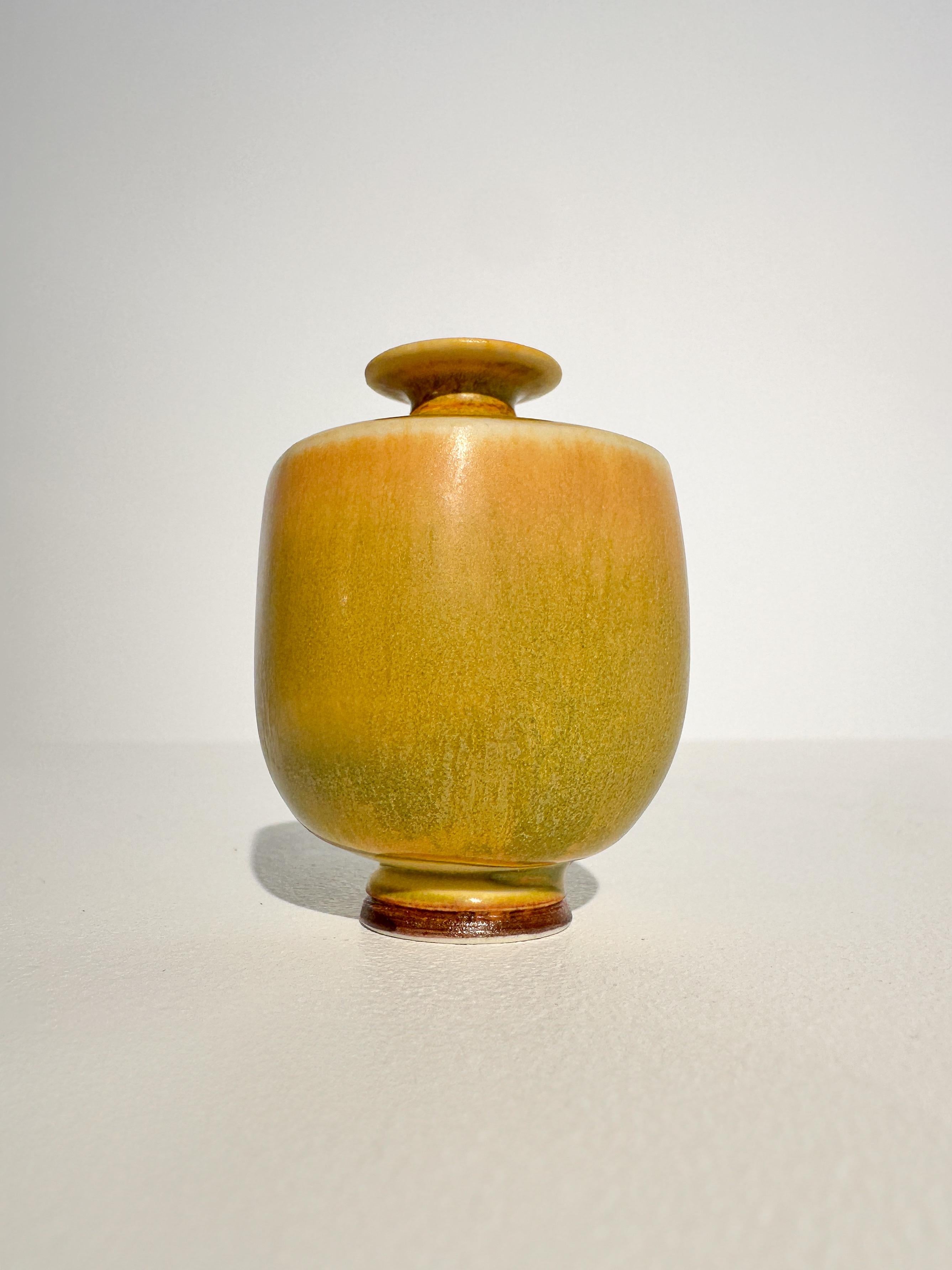 Berndt Friberg Miniature Vase Steinzeug Gelbe Glasur Gustavsberg Schweden 1960er Jahre (Steingut) im Angebot
