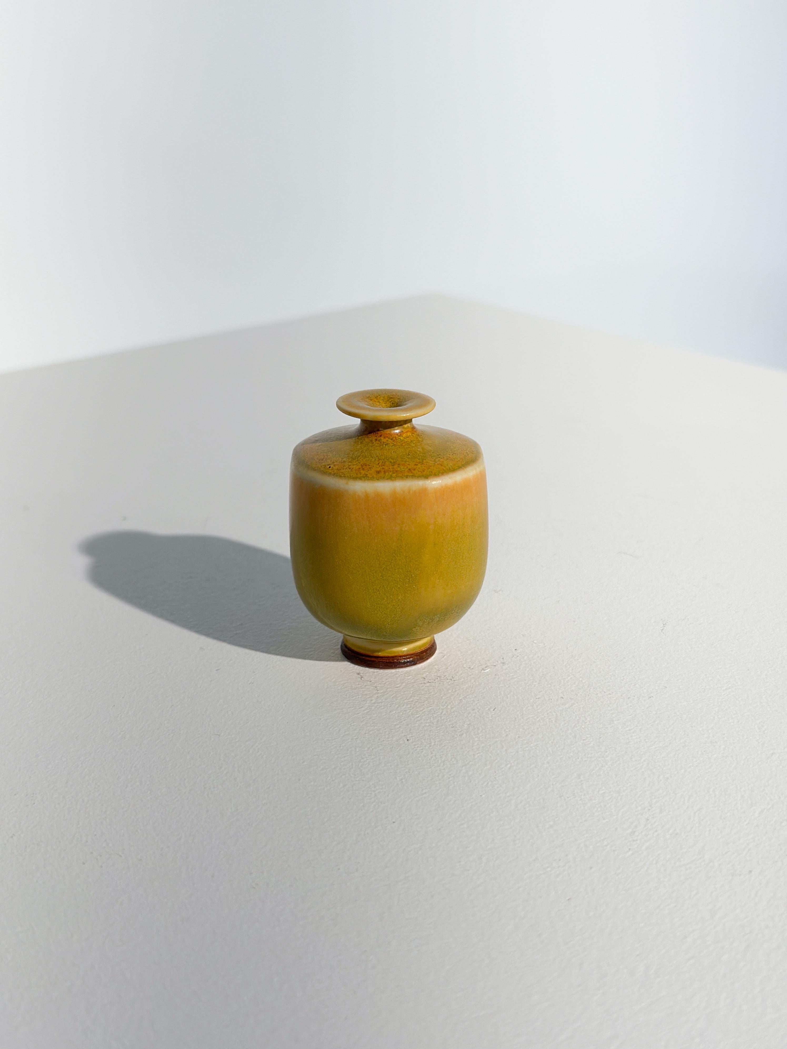 Berndt Friberg Miniature Vase Steinzeug Gelbe Glasur Gustavsberg Schweden 1960er Jahre im Angebot 1