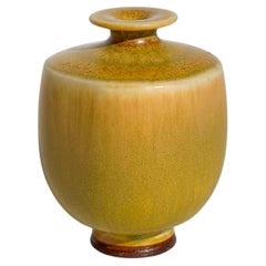 Berndt Friberg Miniature Vase Steinzeug Gelbe Glasur Gustavsberg Schweden 1960er Jahre