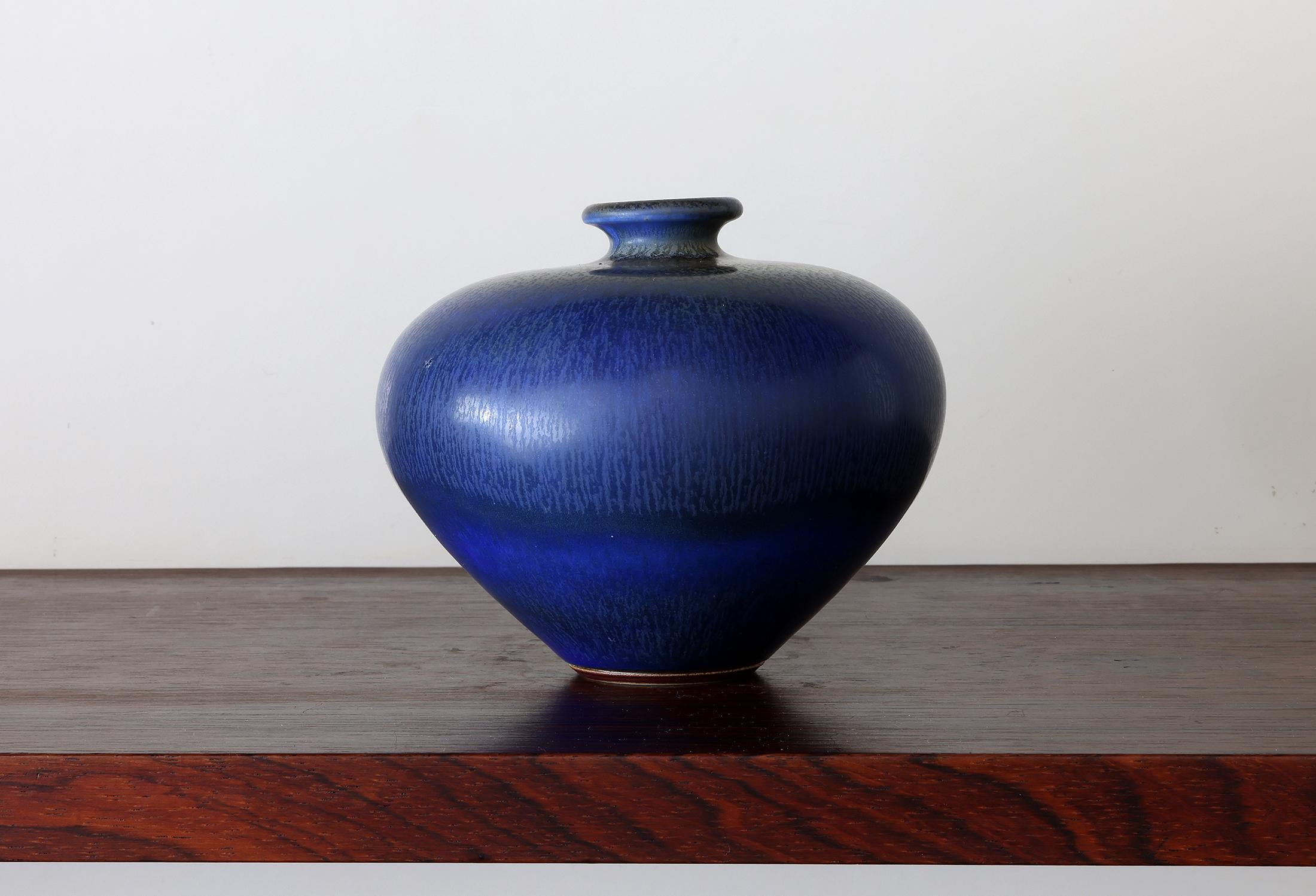 Berndt Friberg, Vase disque en grès à glaçure bleue HaresFur, Gustavsberg, Suède 1967 Impression 