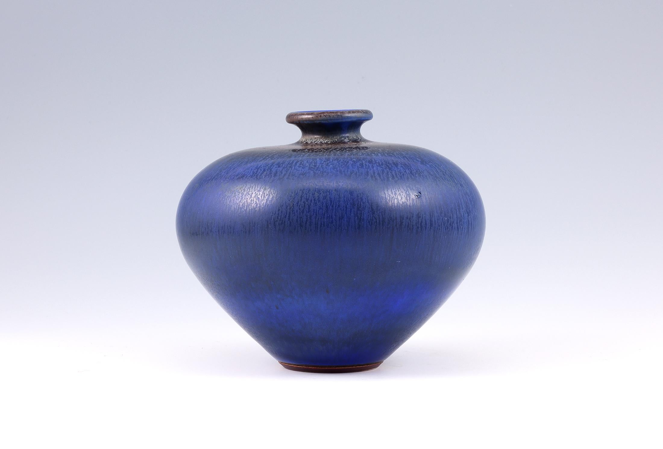 Vernissé Vase bleu en grès Berndt Friberg, Gustavsberg, Suède, 1967