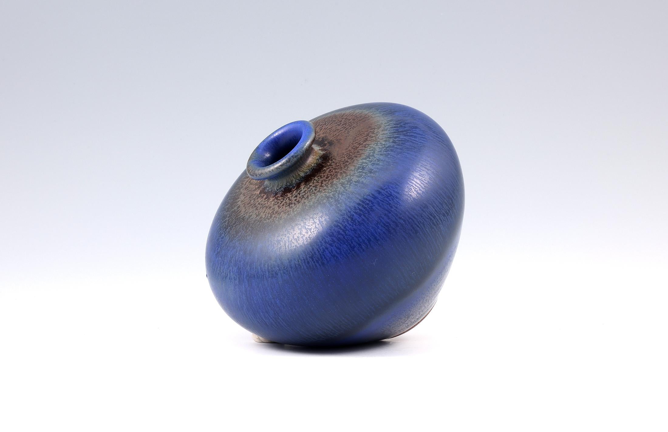 Céramique Vase bleu en grès Berndt Friberg, Gustavsberg, Suède, 1967