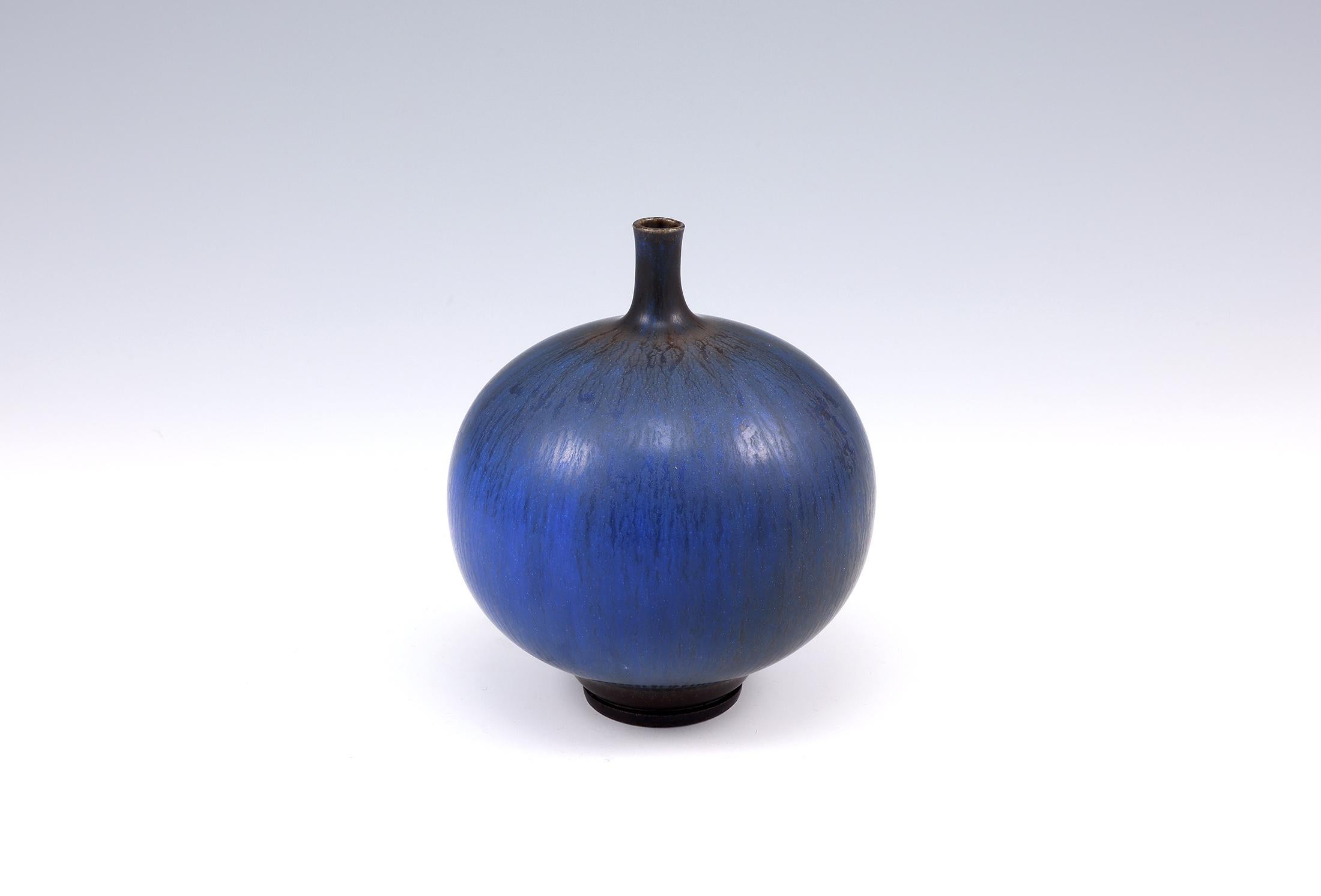 Céramique Vase bleu en grès Berndt Friberg, Gustavsberg, Suède, 1974