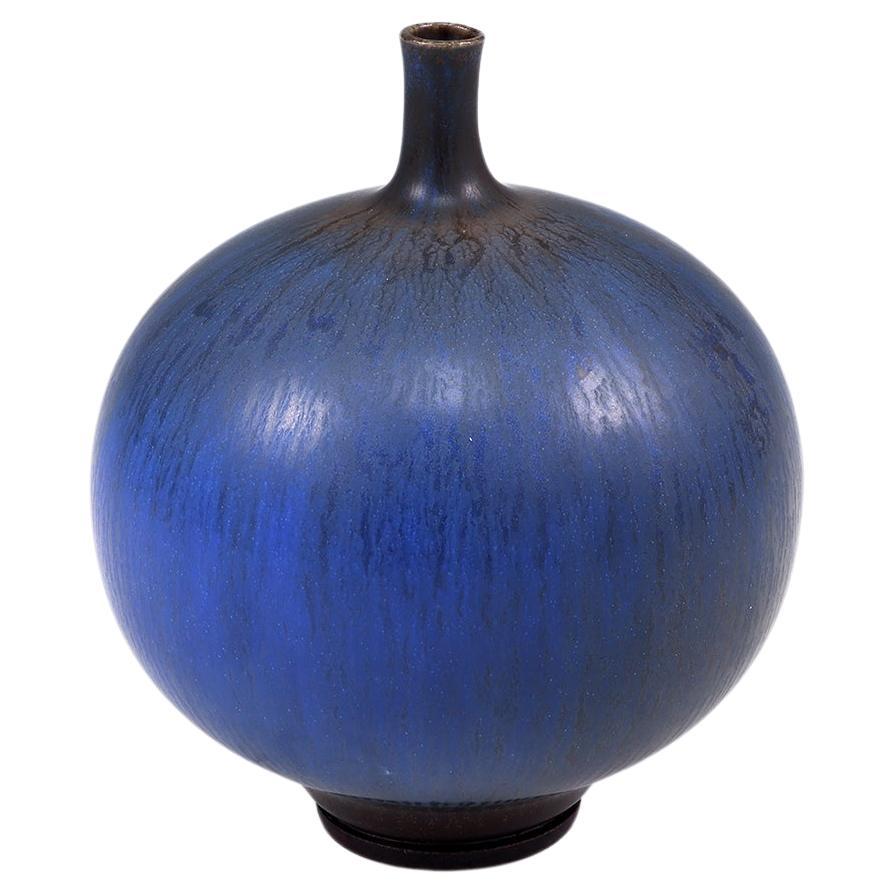 Vase bleu en grès Berndt Friberg, Gustavsberg, Suède, 1974