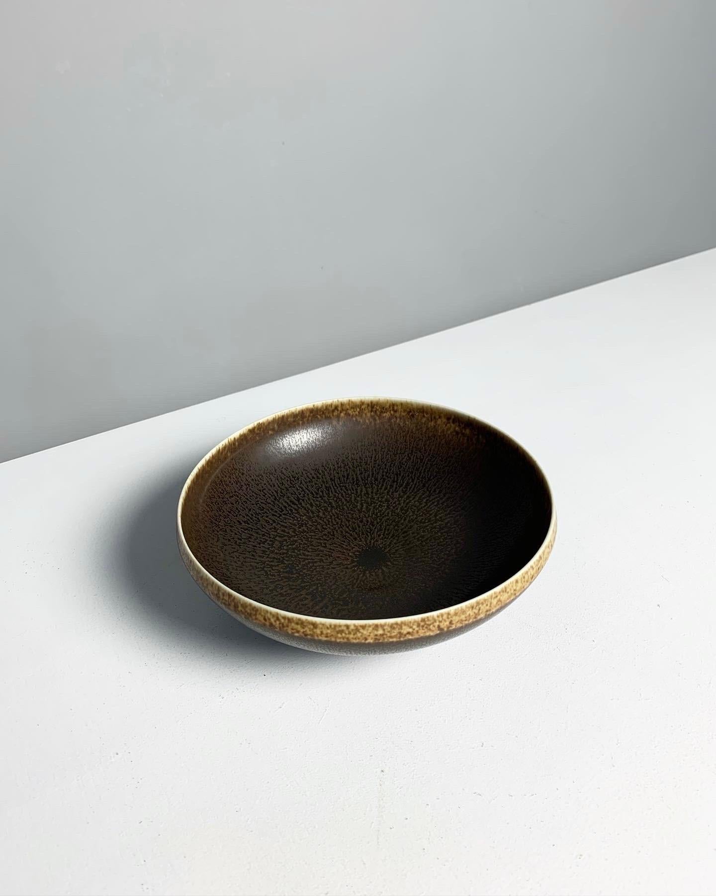 Berndt Friberg bowl in brown hare‘s fur glaze, signed with the letter „d“, hand-crafted at his studio in 1962 at Gustavsberg factory.

Measures: diameter: 15 cm
Height: 5 cm.
 