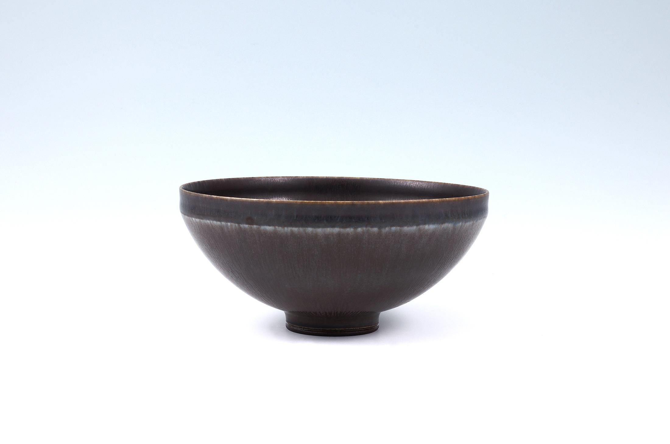 Berndt Friberg, Stoneware Deep Brown Bowl, Gustavsberg, Sweden, 1957 In Good Condition For Sale In Tokyo, 13