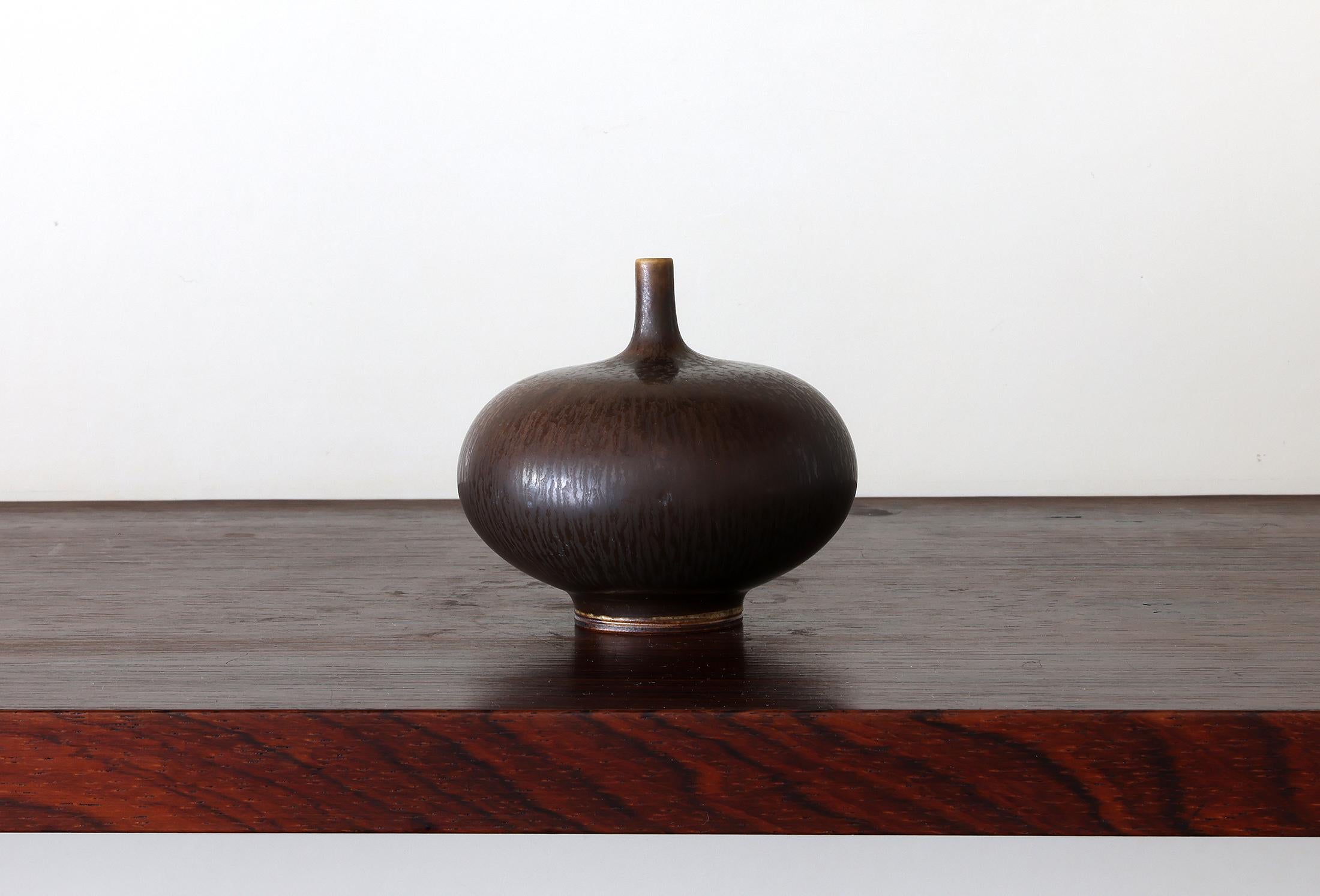Berndt Friberg, Stoneware Discus Vase with dark brown haresfur glaze, Gustavsberg, Sweden 1965 Impressed 