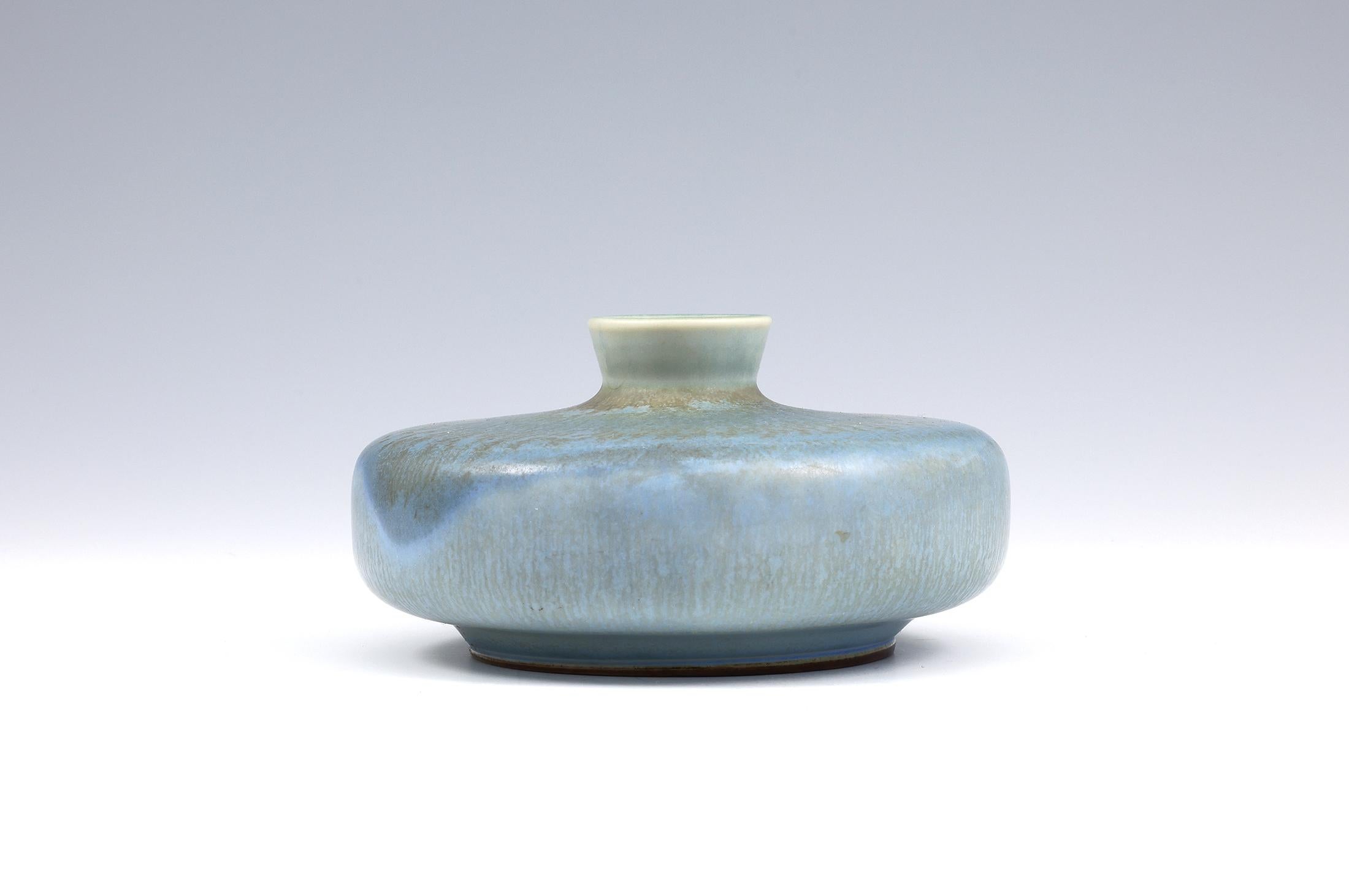 Berndt Friberg, Stoneware Celadon Glazed Discus Vase, Gustavsberg, Sweden, 1965 In Good Condition For Sale In Tokyo, 13