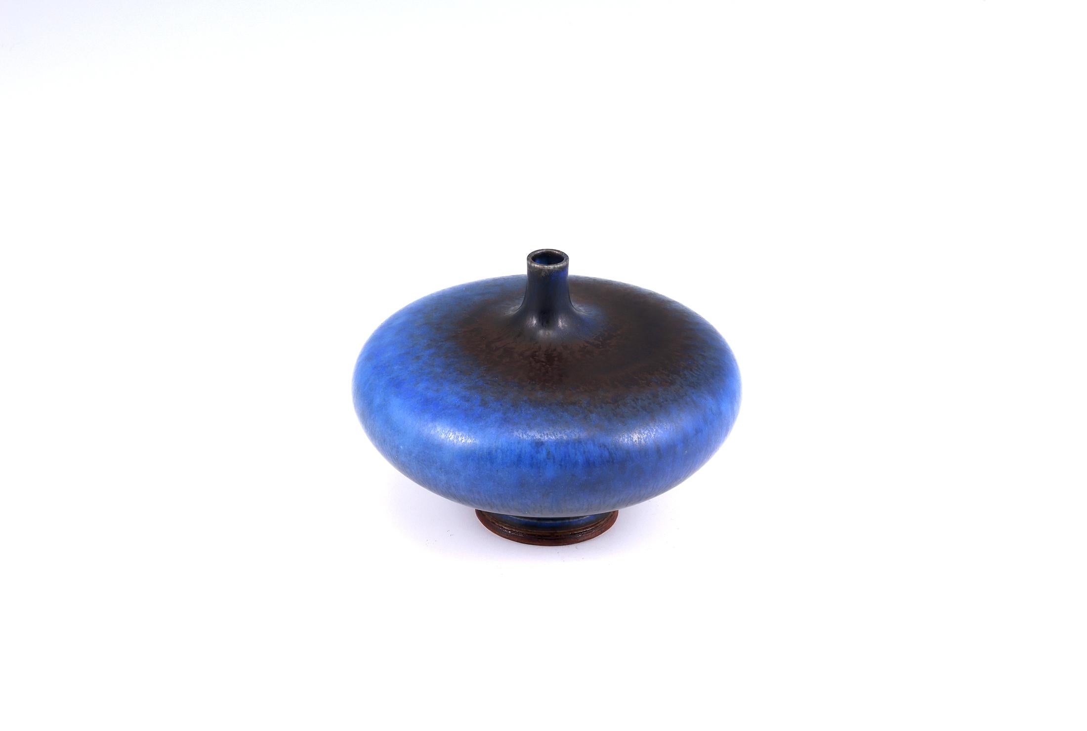 Berndt Friberg, Stoneware Discus Vase with blue haresfur glaze, Gustavsberg, Sweden 1971 Impressed 