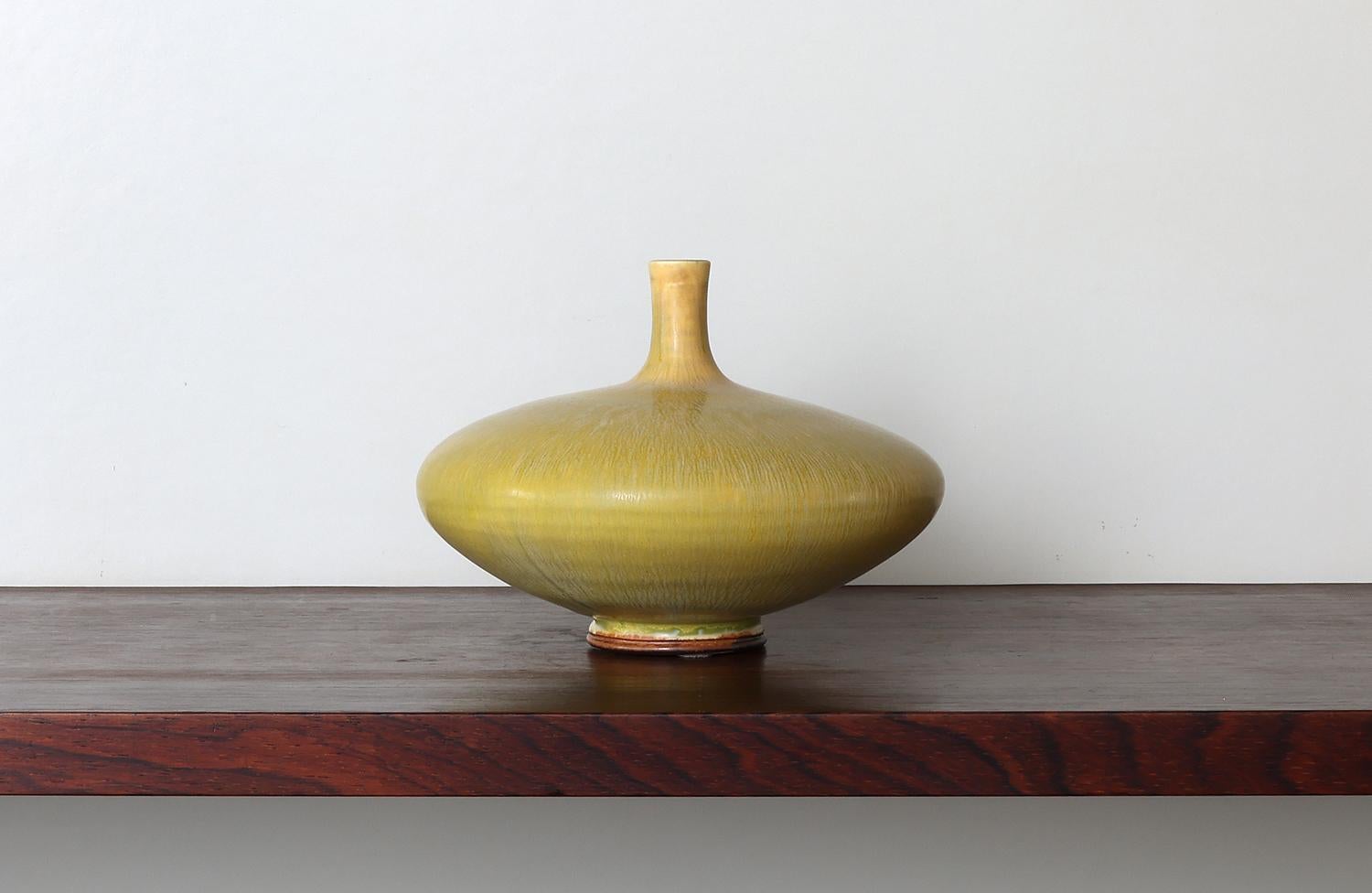Berndt Friberg, Stoneware Large Discus Vase with yellow haresfur glaze, Gustavsberg, Sweden 1976 Impressed 