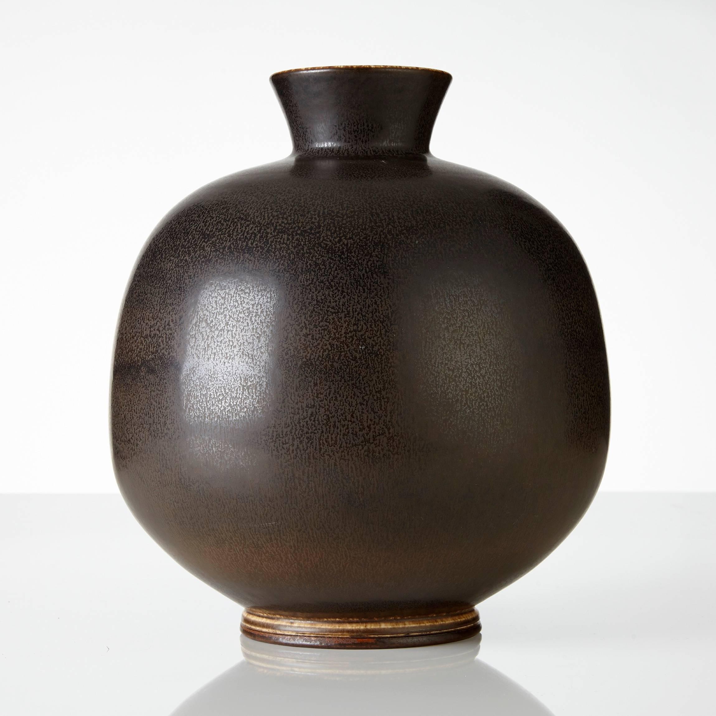 Berndt Friberg harefur glaze vase, different shades of brown, magnificent subtle colors. Stoneware signed Friberg Gustavsberg, 1979. Measure: Height 27 cm. Signed original.