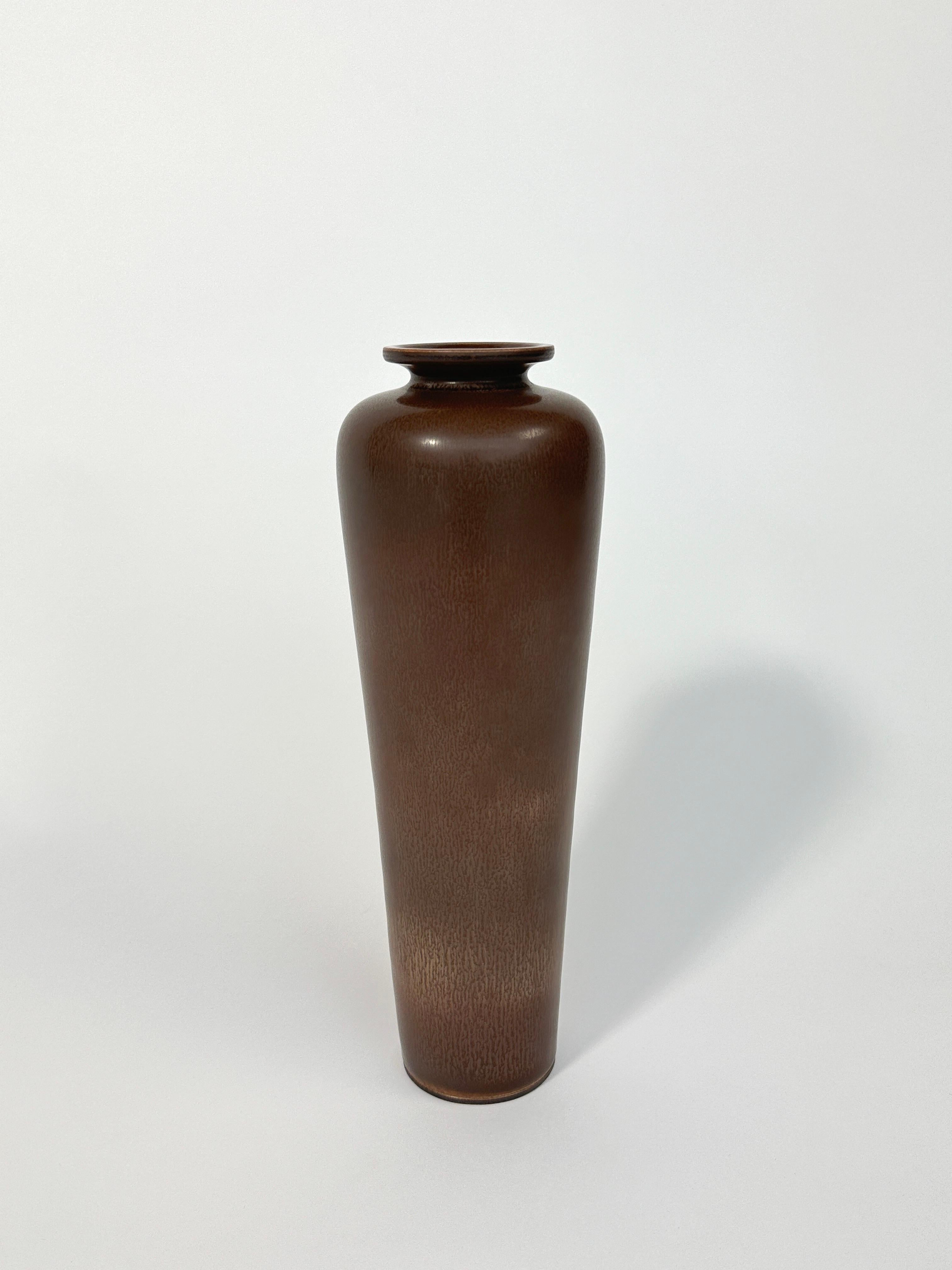 Vase en grès de Berndt Friberg à la glaçure brune de fourrure de lièvre, tourné à la main par le maître lui-même dans son Studio à Gustavsberg, 1956.

Hauteur : 29 cm

Excellent état, signes mineurs d'utilisation.
Signé en dessous de la lettre pour