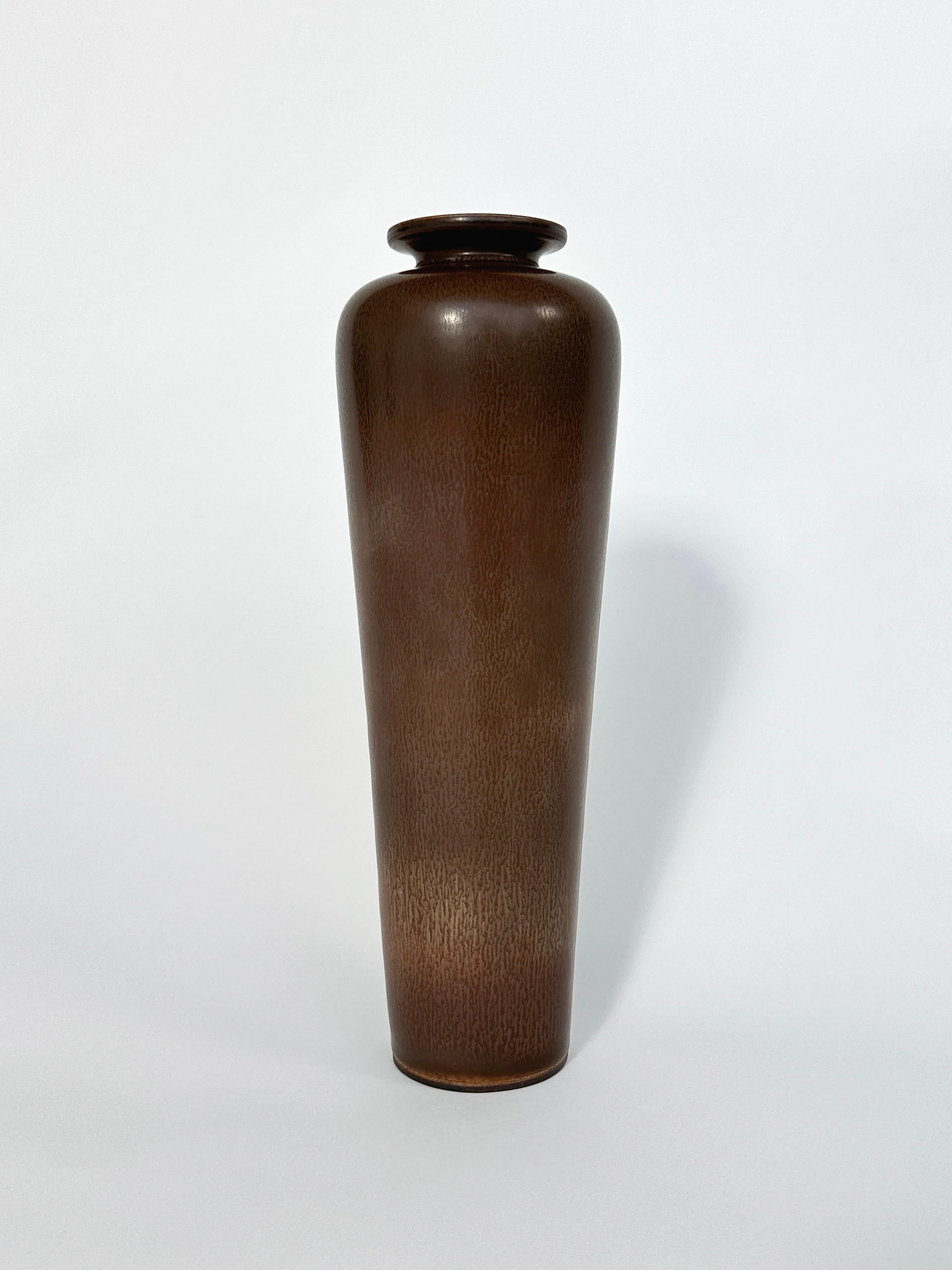 Scandinave moderne Berndt Friberg Vase en grès émaillé fourrure de lièvre Gustavsberg Suède 1956 en vente
