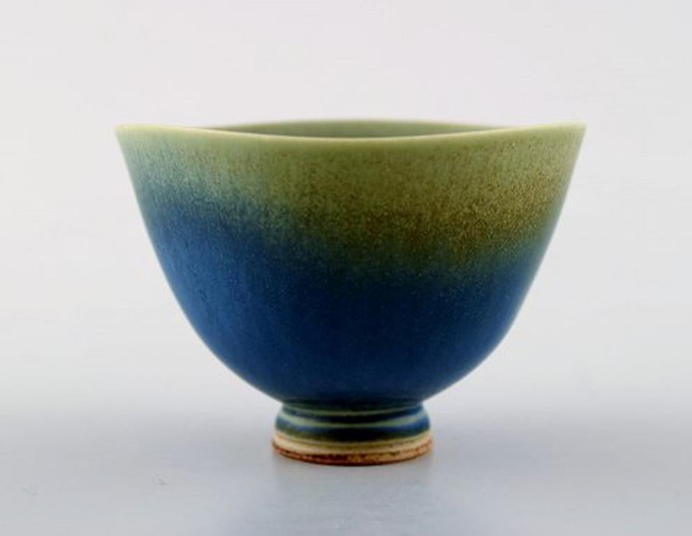 Berndt Friberg Studio ceramic bowl. Modern Swedish design.
Unique, handmade. Fantastic glaze in blue-green shades!
Perfect. 1st. assortment.
Signed.
Measures: 6.5 cm x 5 cm.