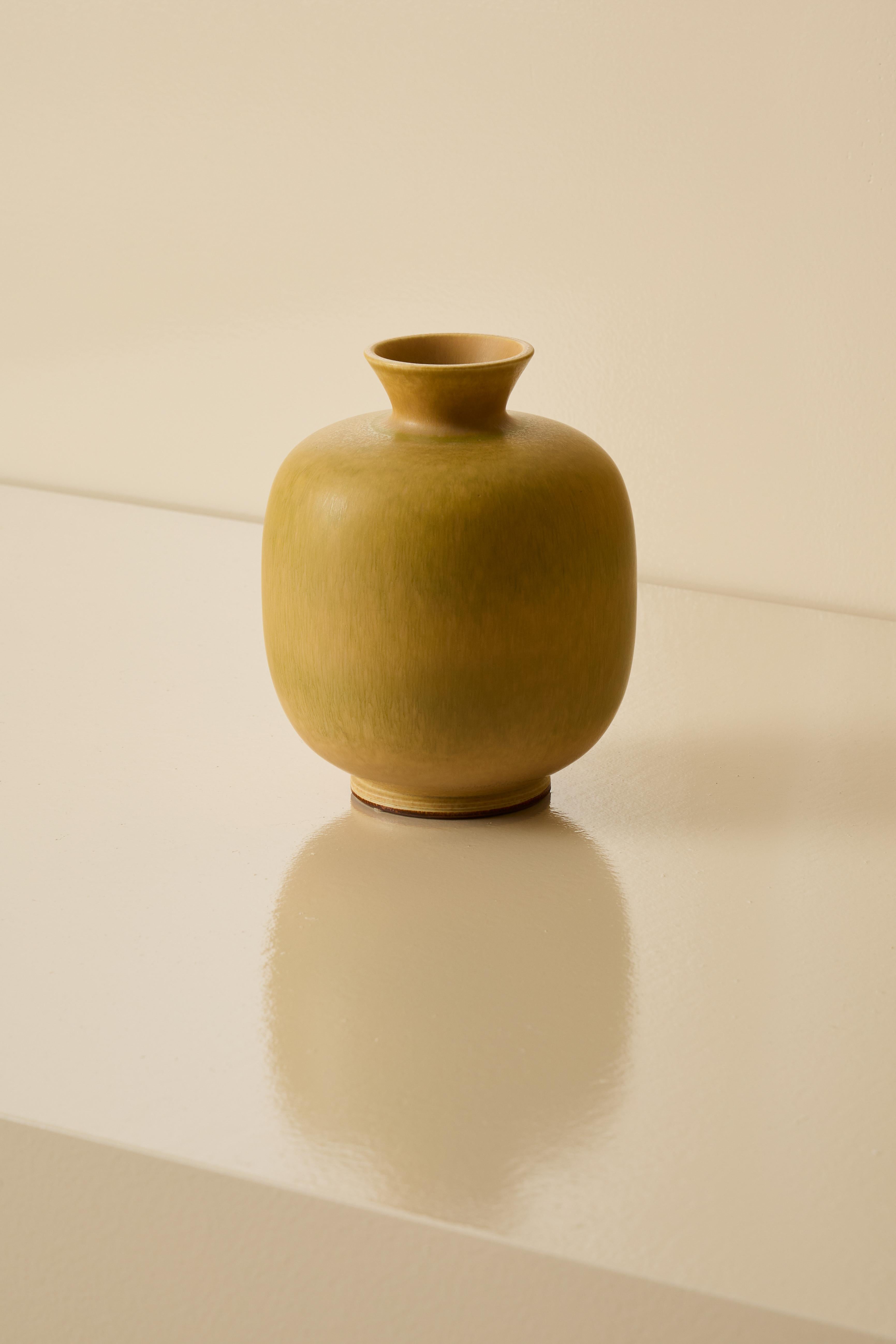 Einzigartig, handgefertigt, 1963.
Gestempelt. Produziert von Gustavsberg, Schweden.
Fantastische Glasur in Gelb-/Grüntönen.
Maße: Höhe 20 cm