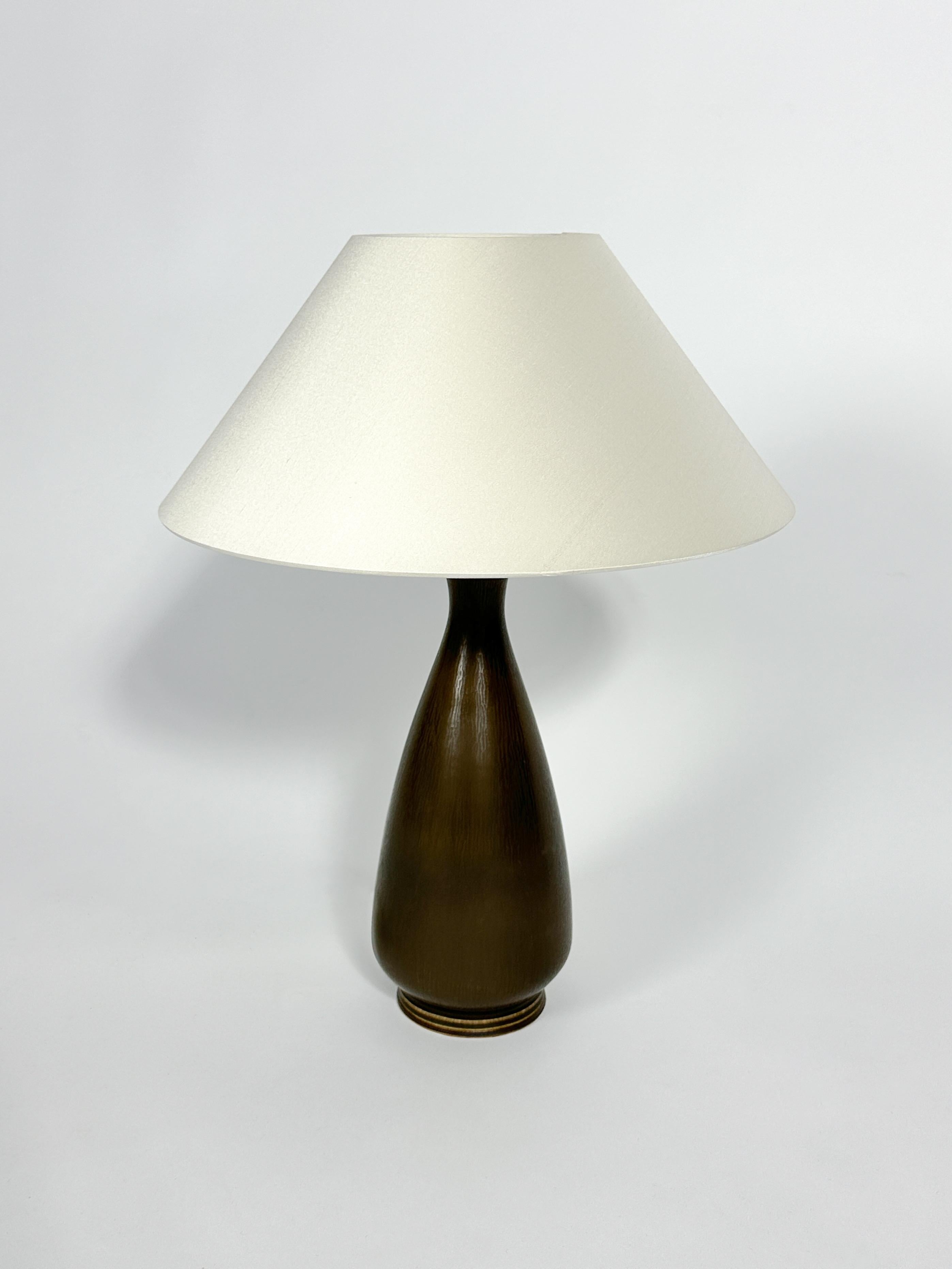 Scandinavo moderno Lampada da tavolo Berndt Friberg Gustavsberg Svezia Ceramica marrone Stoneware 1970s in vendita