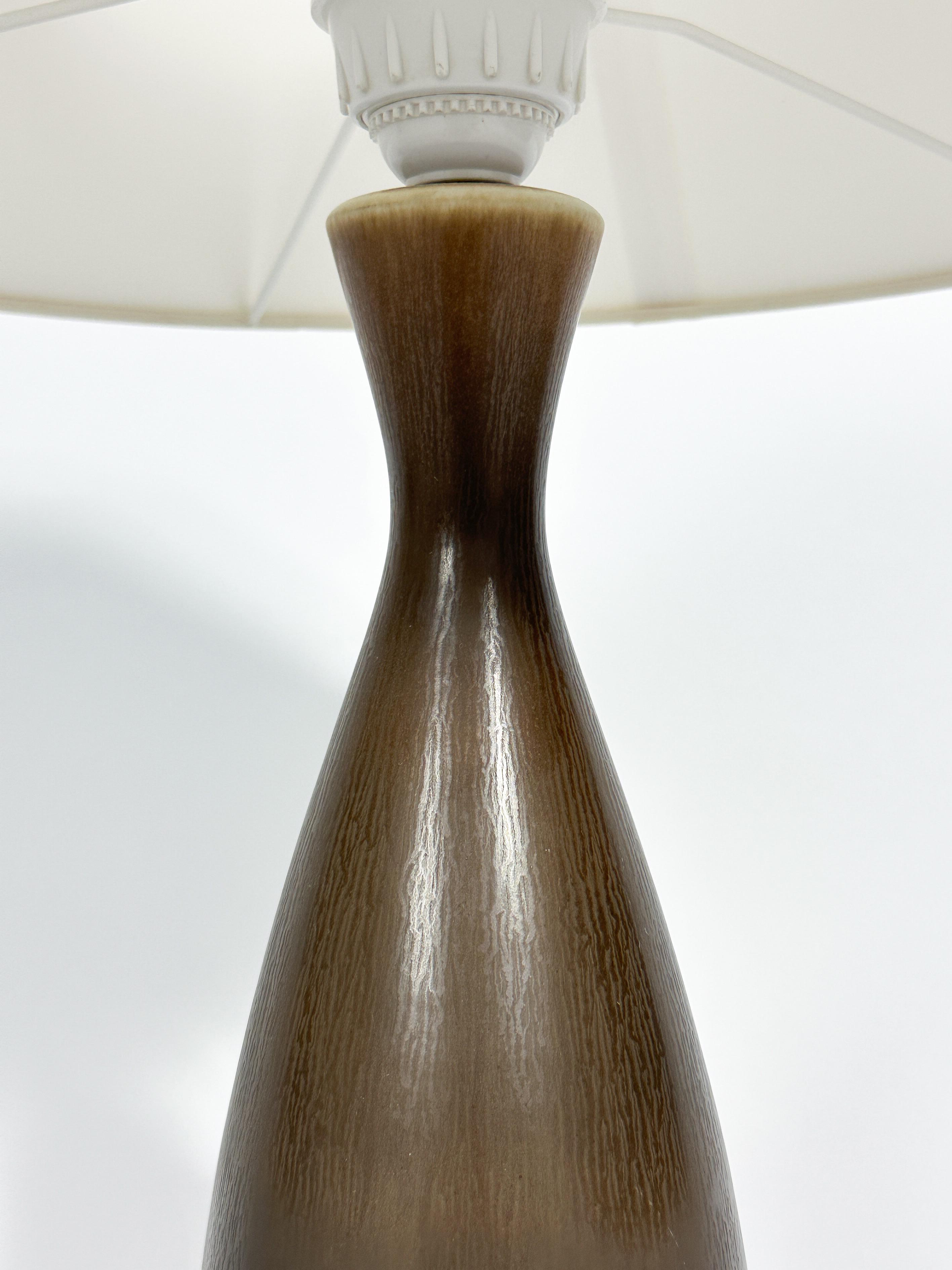 Svedese Lampada da tavolo Berndt Friberg Gustavsberg Svezia Ceramica marrone Stoneware 1970s in vendita