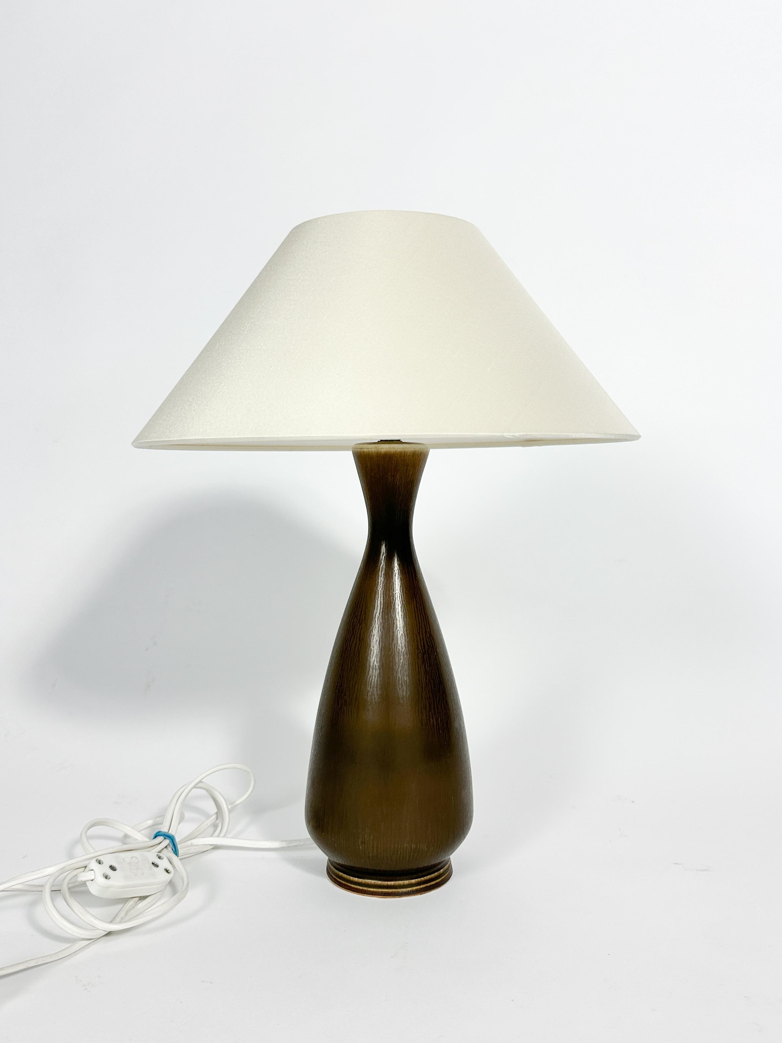 Fatto a mano Lampada da tavolo Berndt Friberg Gustavsberg Svezia Ceramica marrone Stoneware 1970s in vendita