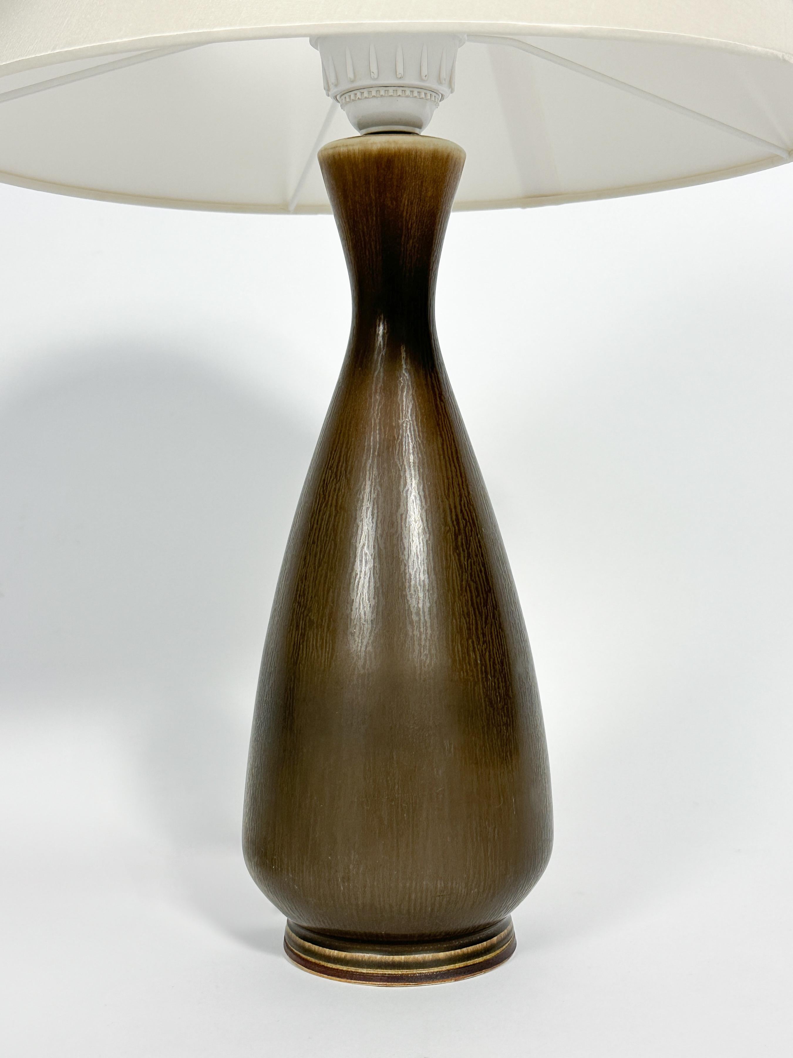 Lampada da tavolo Berndt Friberg Gustavsberg Svezia Ceramica marrone Stoneware 1970s In condizioni buone in vendita a Basel, BS