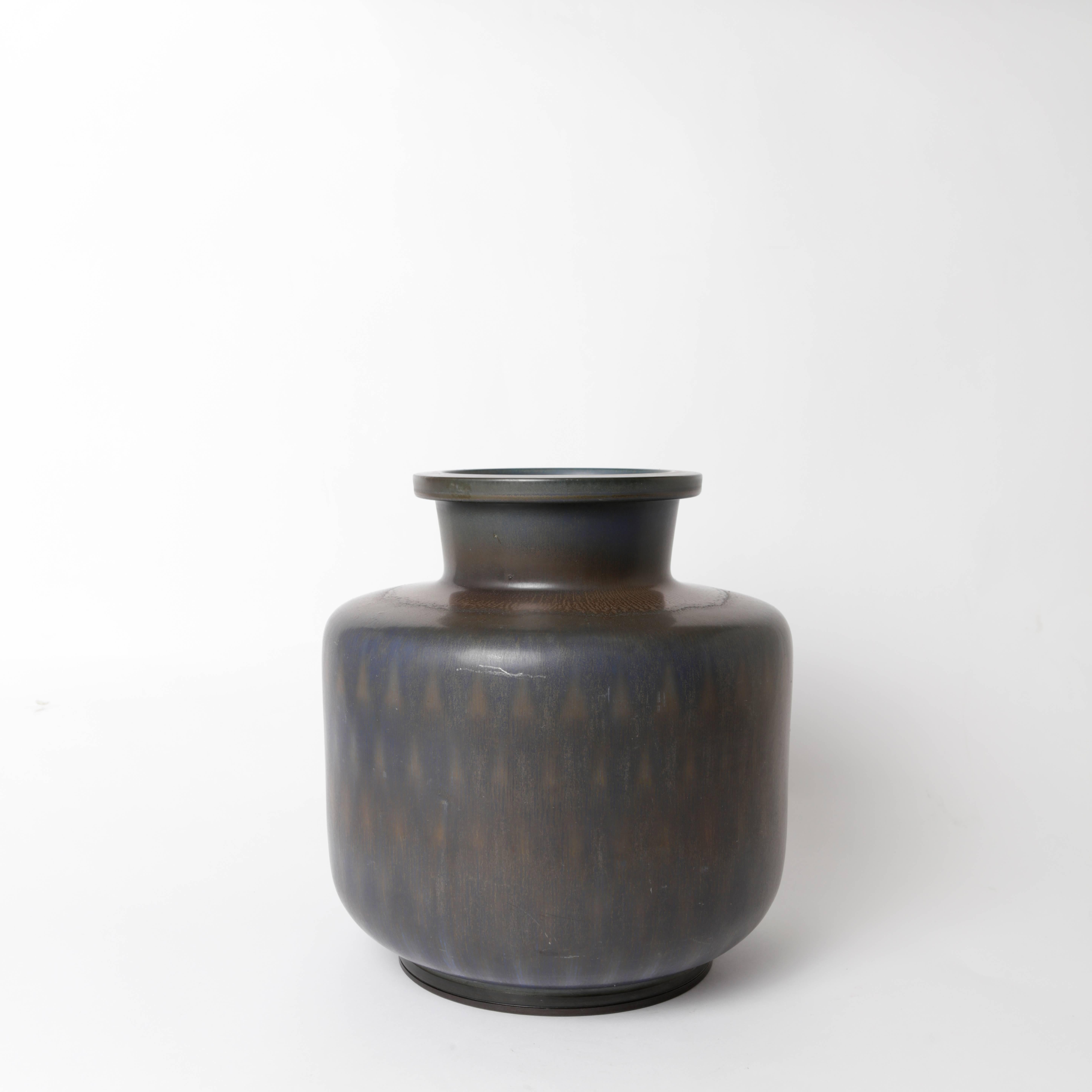 Unique stoneware vase by Berndt Friberg for Gustavsberg 1962 with geometric harefur glaze.
Measure: Height 27.5 cm/ 10.8