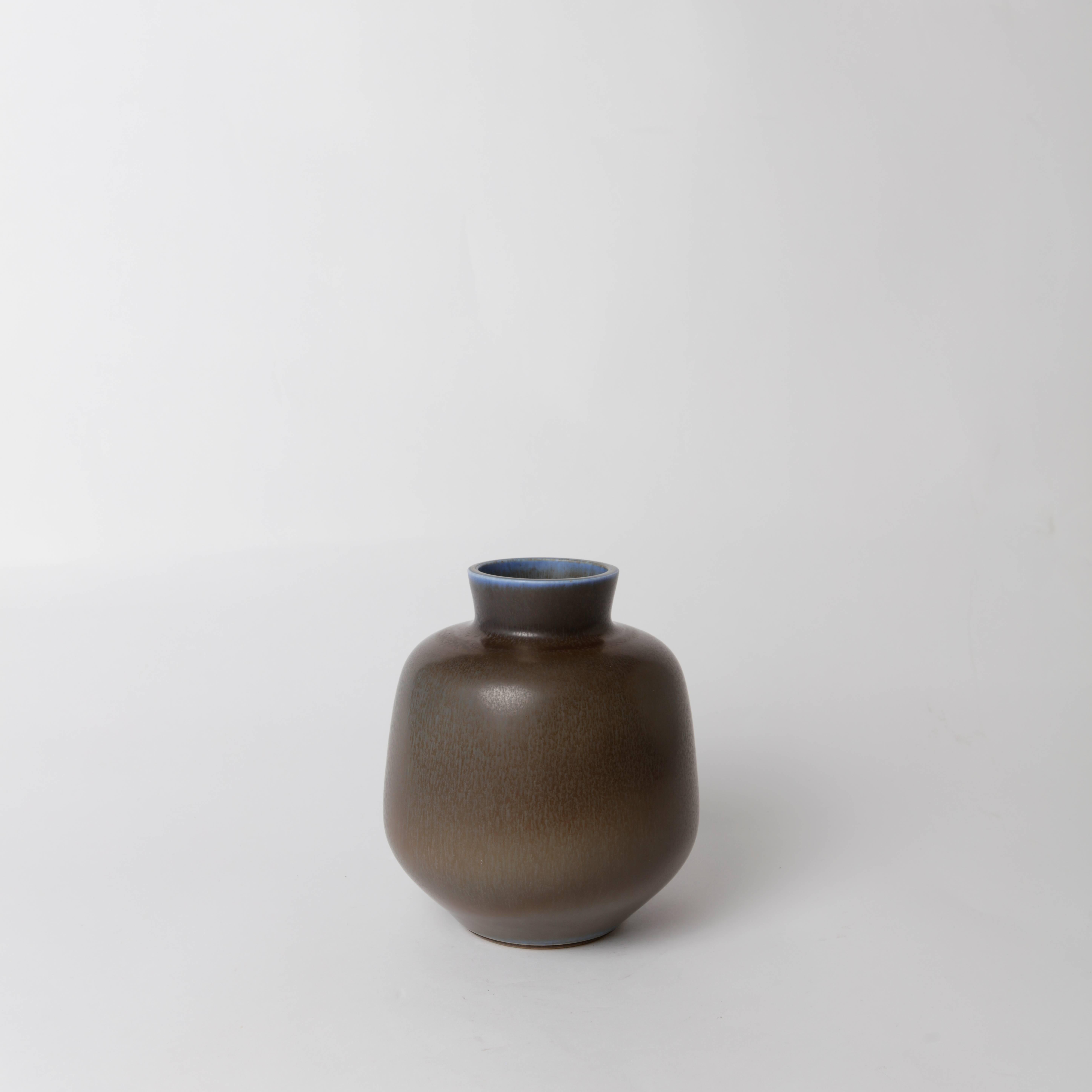 Unique stoneware vase by Berndt Friberg for Gustavsberg 1965 with harefur glaze.
Measure: Height 18cm/7.1