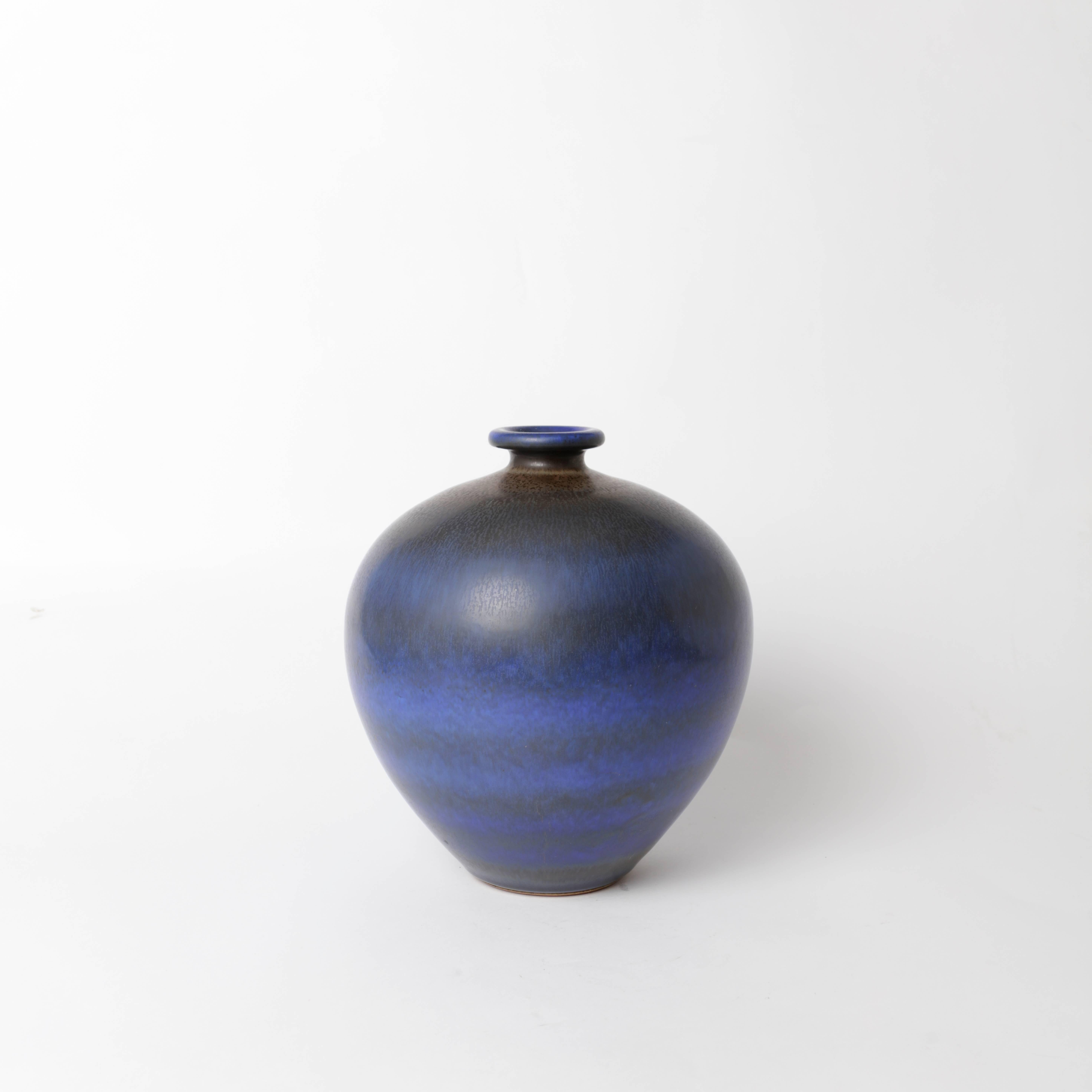 Unique stoneware vase by Berndt Friberg for Gustavsberg 1966 with harefur glaze.
Measure: Height 25 cm/9.8