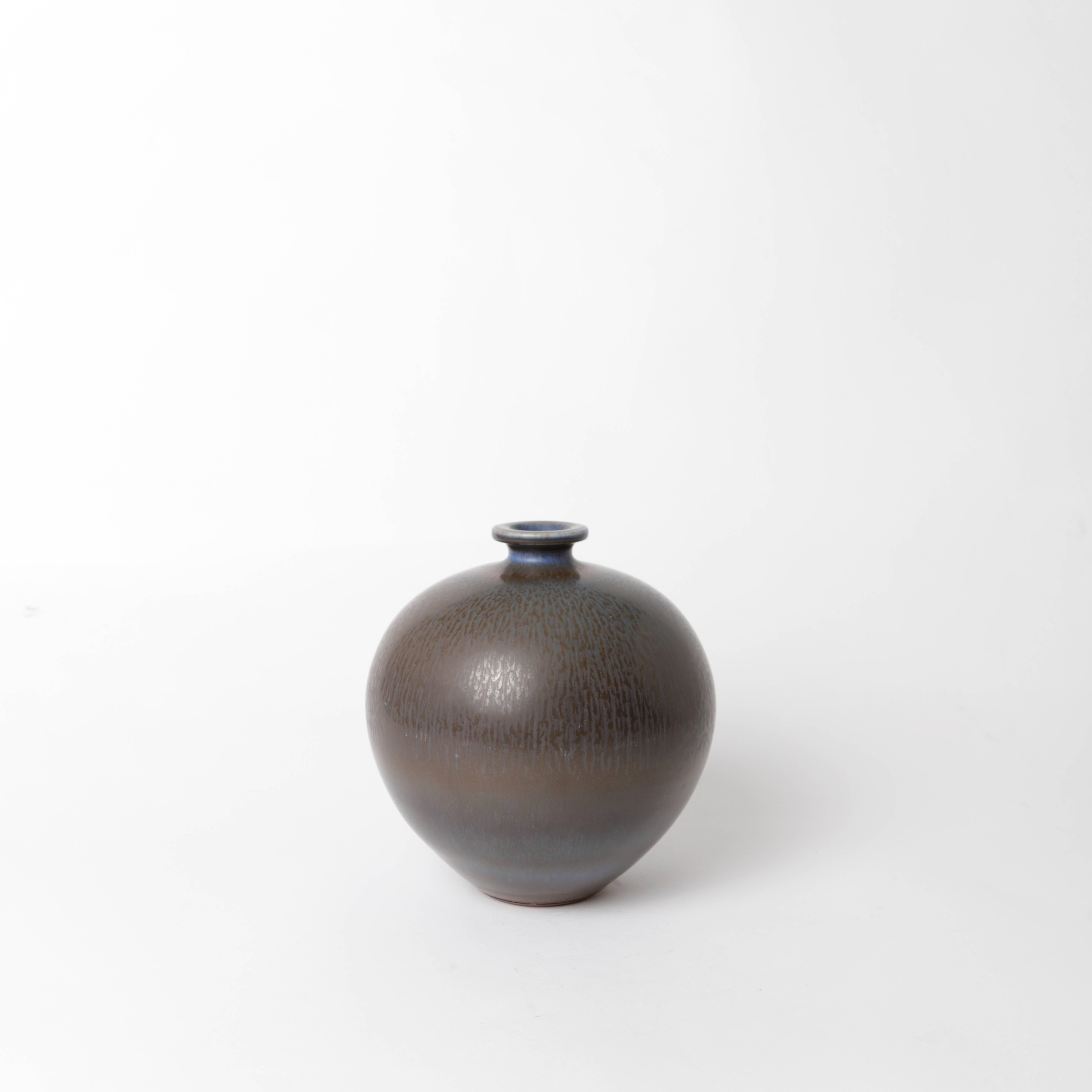 Unique stoneware vase by Berndt Friberg for Gustavsberg 1968 with harefur glaze.
Measure: Height 19 cm/ 7.5
