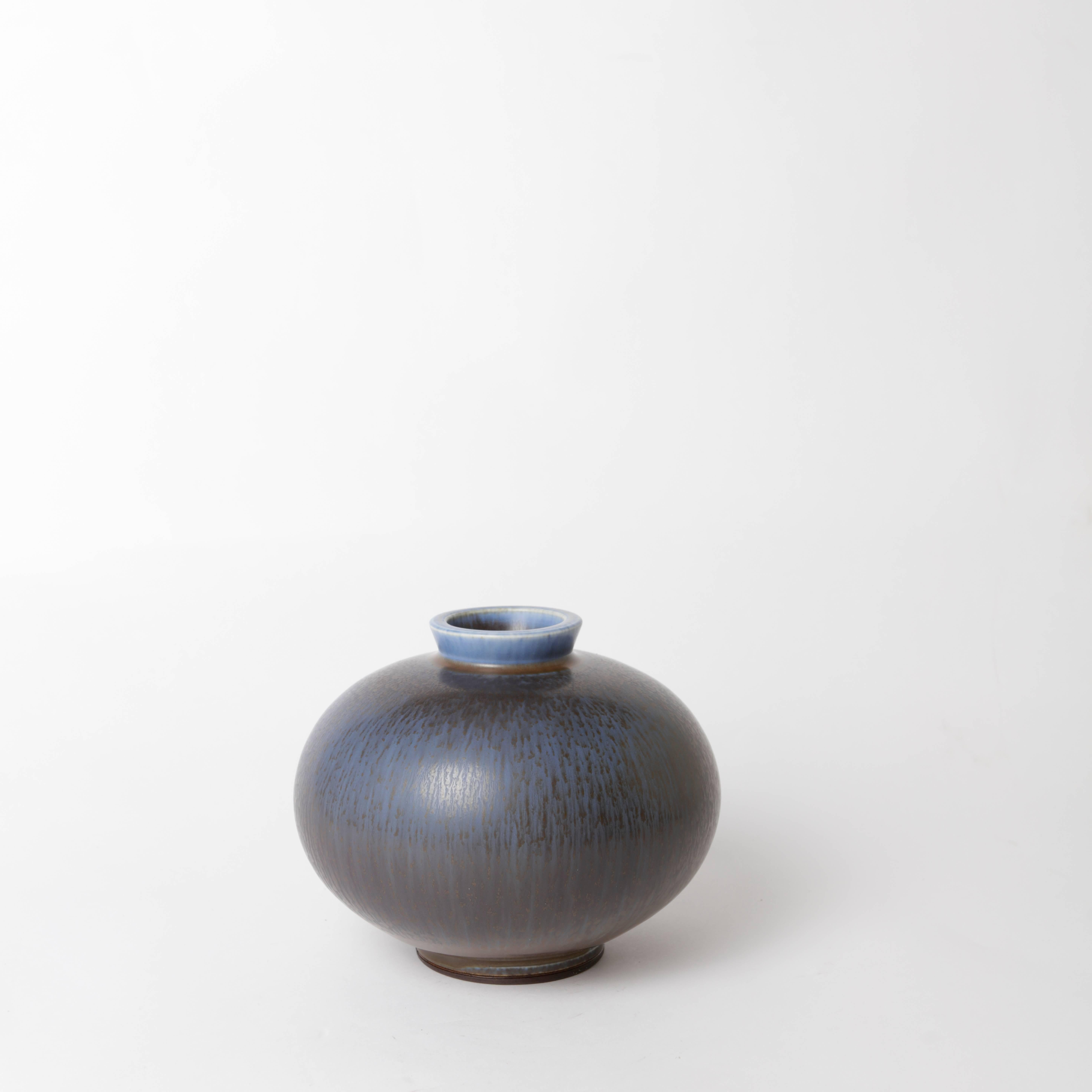 Unique stoneware vase by Berndt Friberg for Gustavsberg 1970 with harefur glaze.
Measure: Height 15cm/5.9