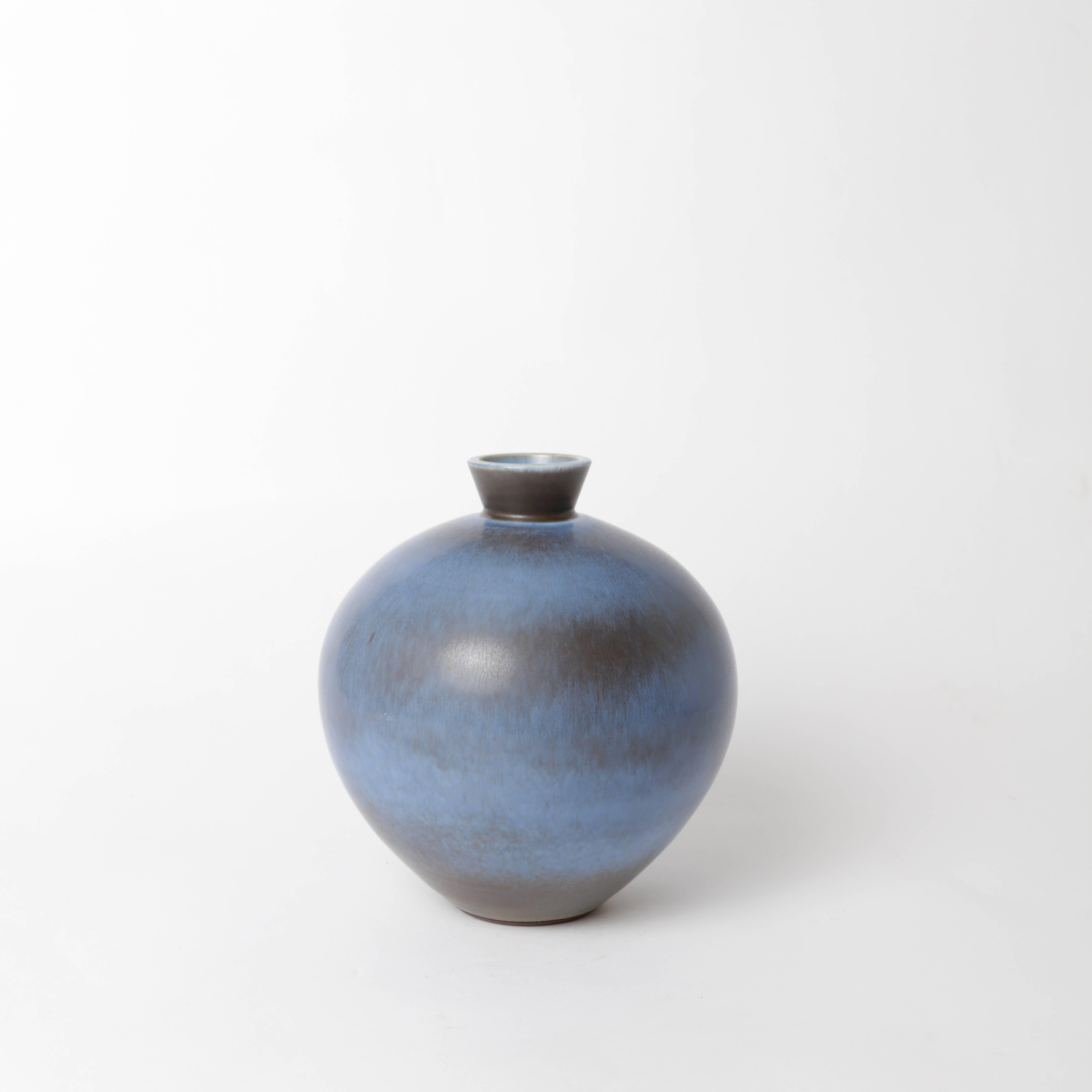 Unique stoneware vase by Berndt Friberg for Gustavsberg 1976 with harefur glaze.
Measures: Height 20cm/7.9