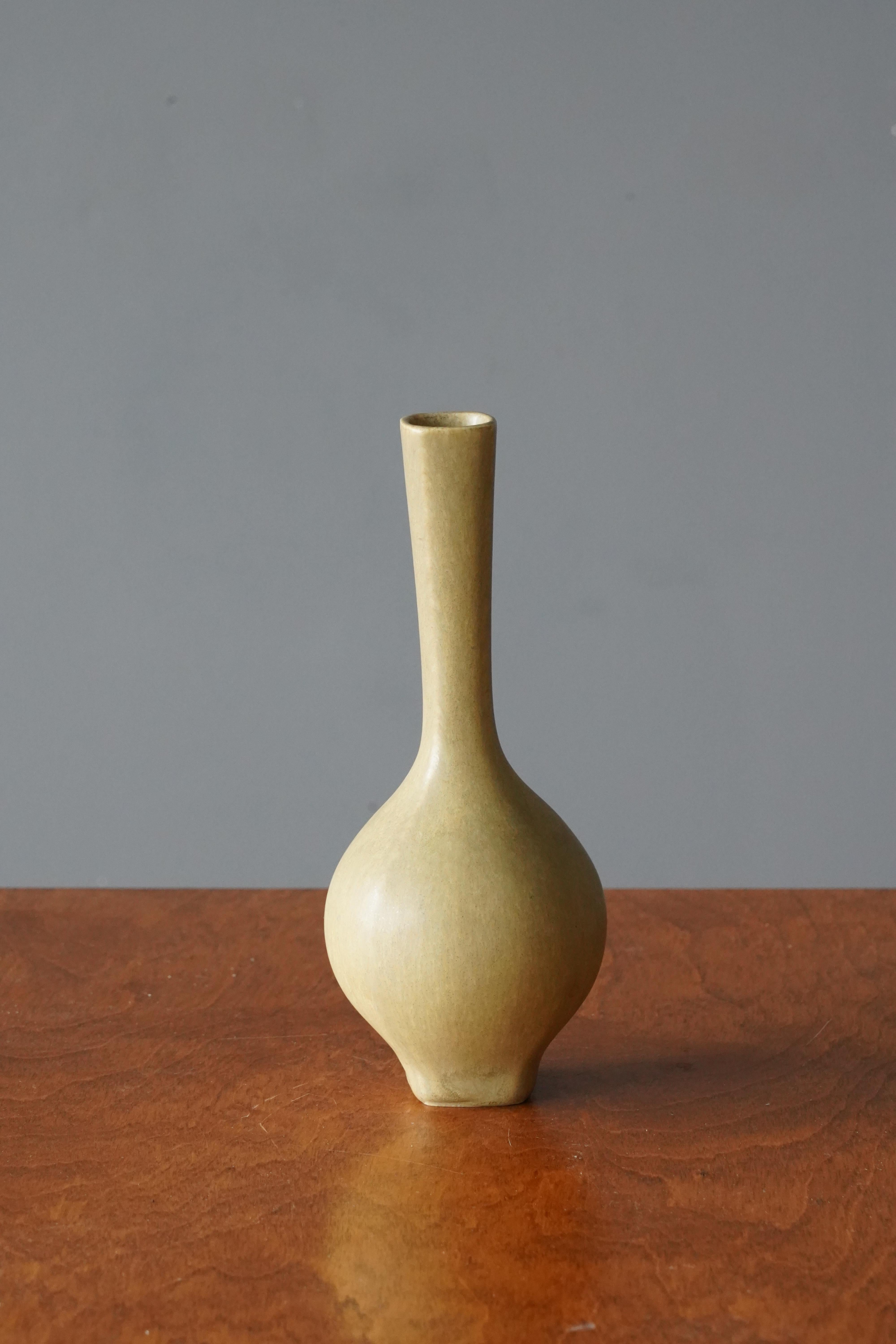 Mid-Century Modern Berndt Friberg, Vase, Beige Glazed Stoneware, Gustavsberg, Sweden, 1960s