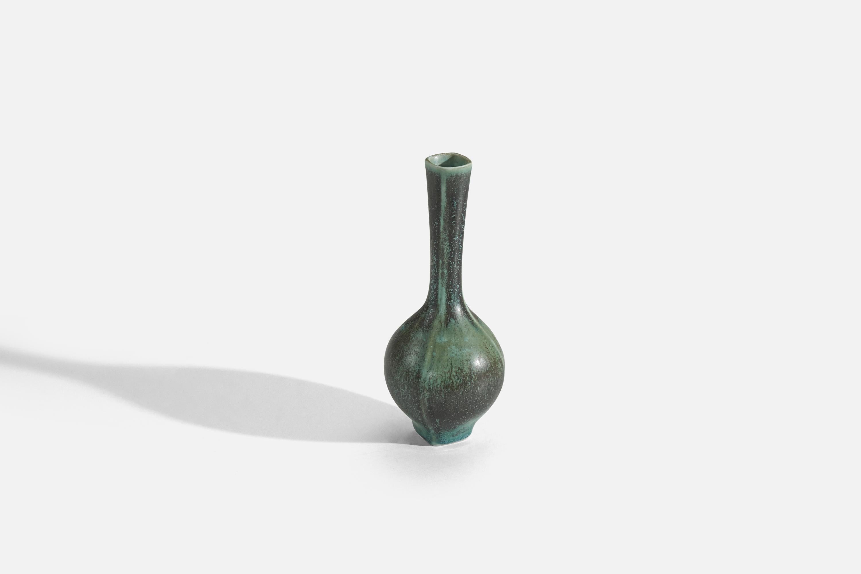 Berndt Friberg, Vase, Green Glazed Stoneware, Gustavsberg, Sweden, 1960s In Good Condition In High Point, NC