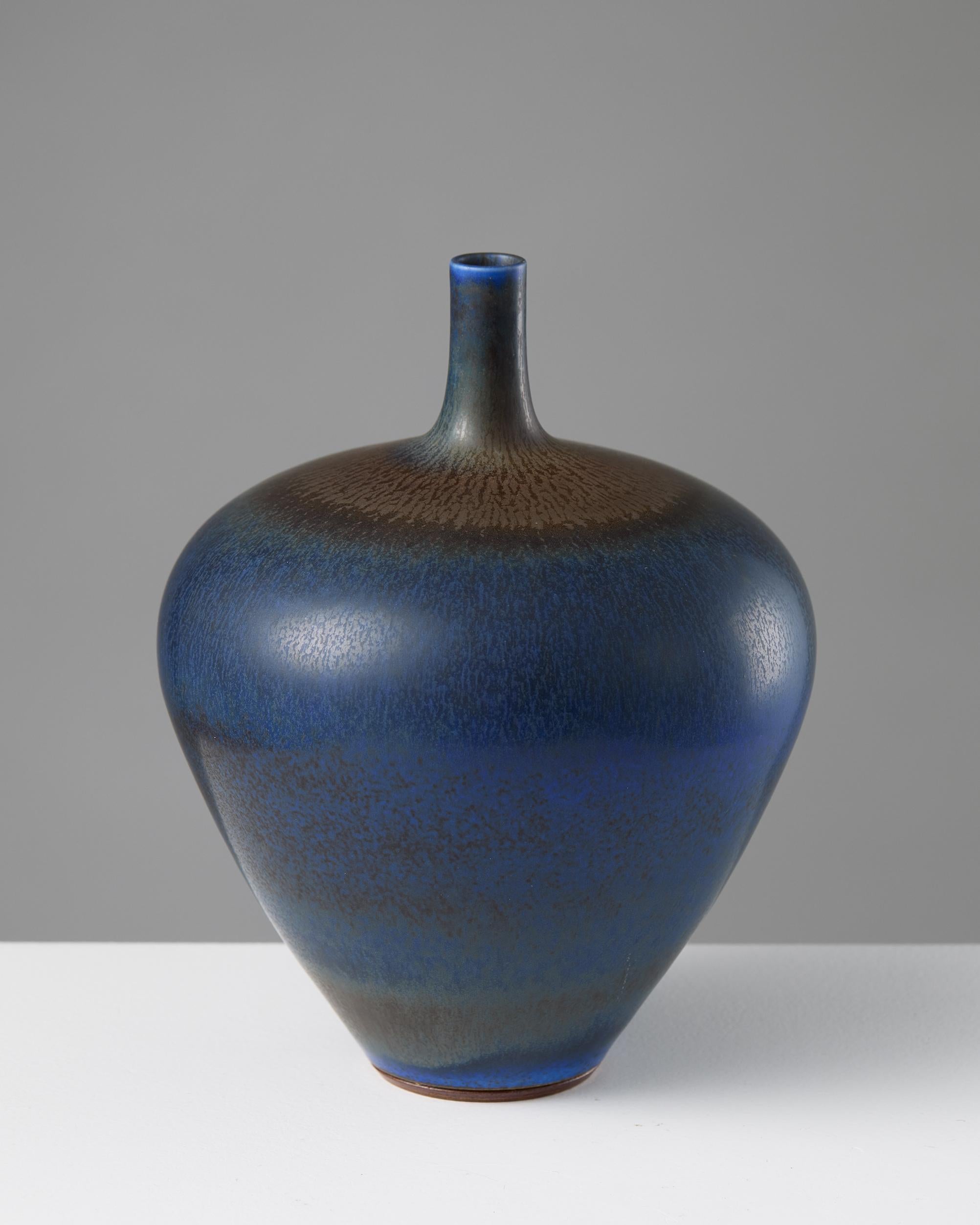 Berndt Friberg Jarrón en esmalte de cobalto y piel de liebre marrón - Gustavsberg, 1967 Sueco en venta