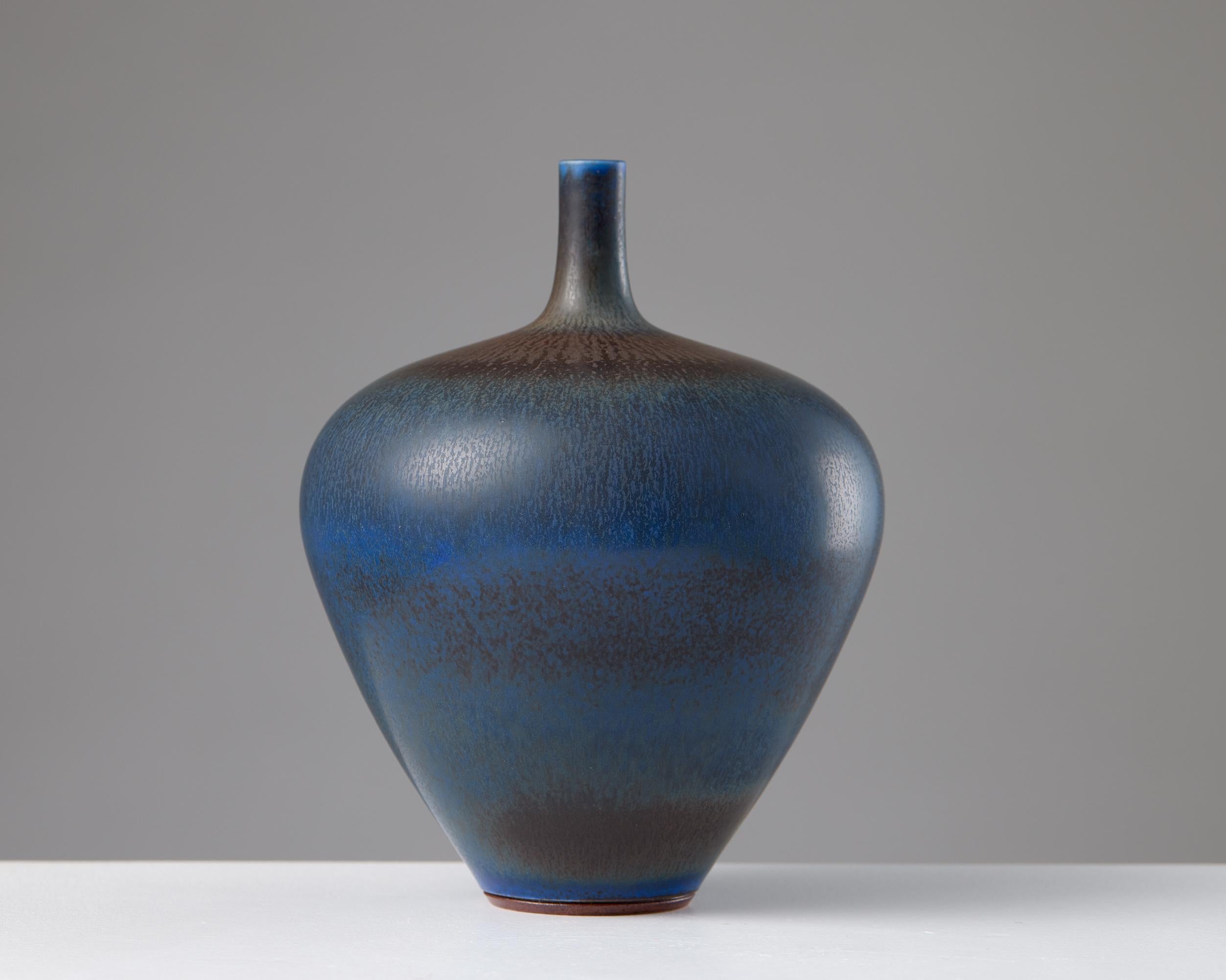 Berndt Friberg Jarrón en esmalte de cobalto y piel de liebre marrón - Gustavsberg, 1967 mediados del siglo XX en venta