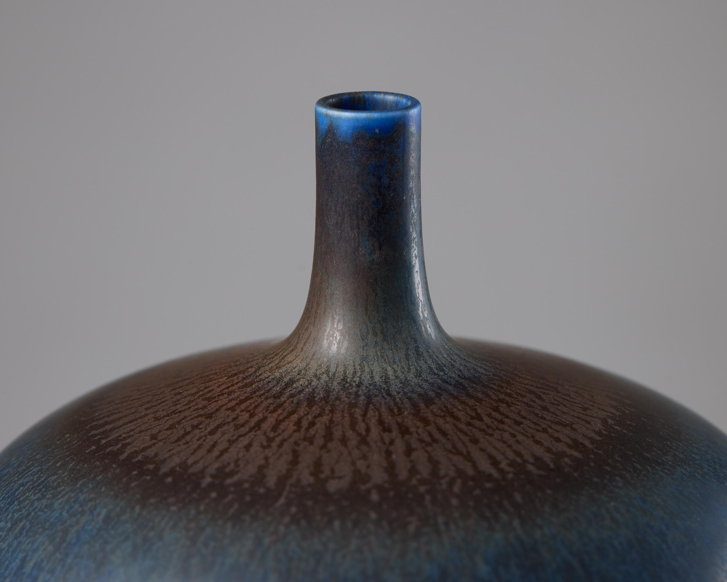 Berndt Friberg Jarrón en esmalte de cobalto y piel de liebre marrón - Gustavsberg, 1967 Gres en venta