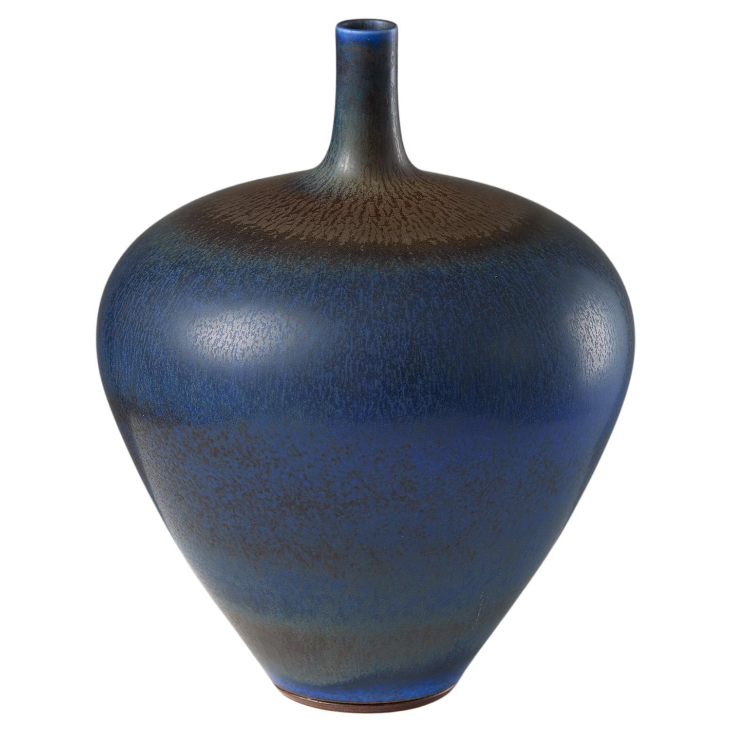 Berndt Friberg Jarrón en esmalte de cobalto y piel de liebre marrón - Gustavsberg, 1967