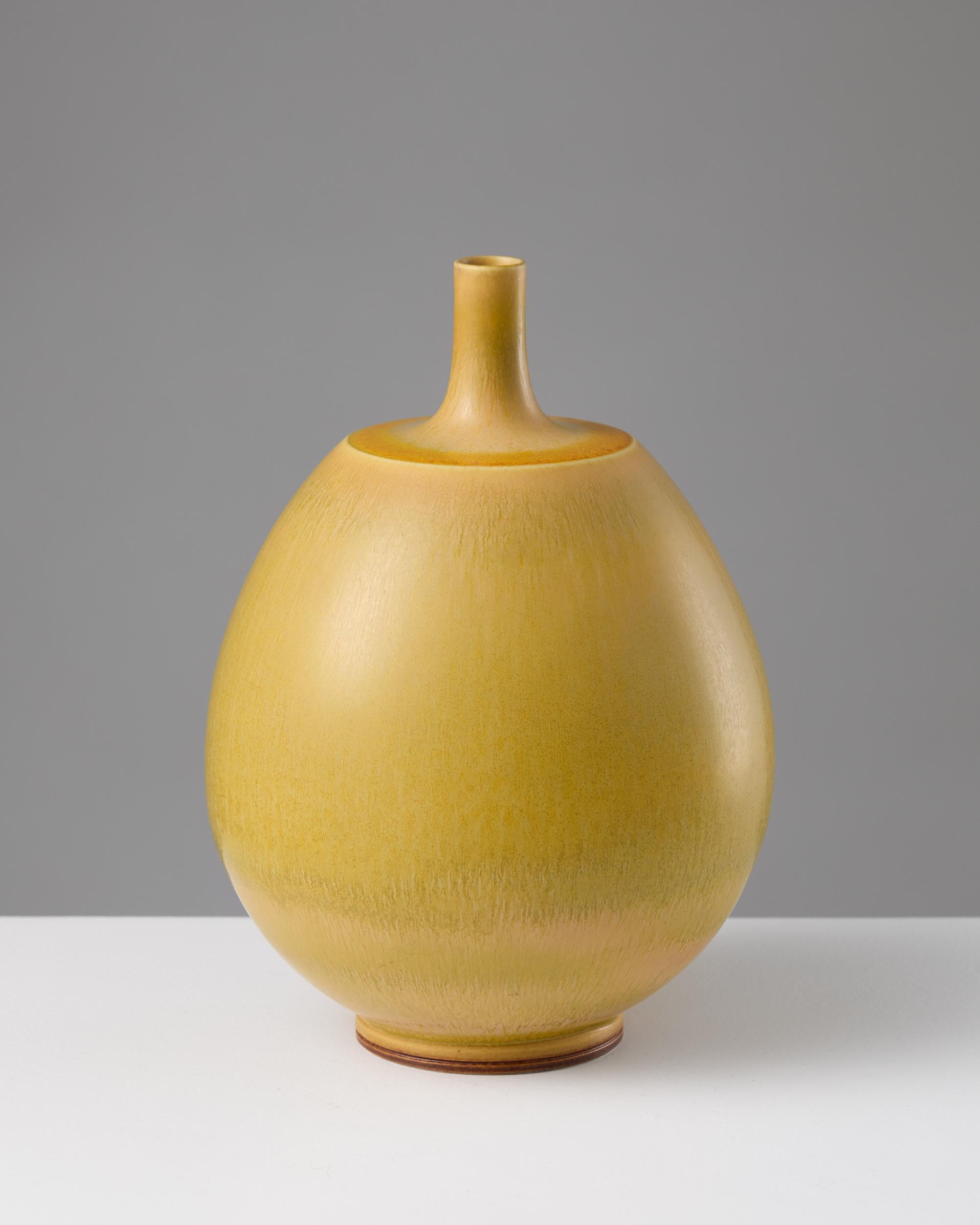 Jarrón Berndt Friberg con esmalte amarillo de piel de liebre - Gustavsberg, Suecia, 1960 Sueco en venta