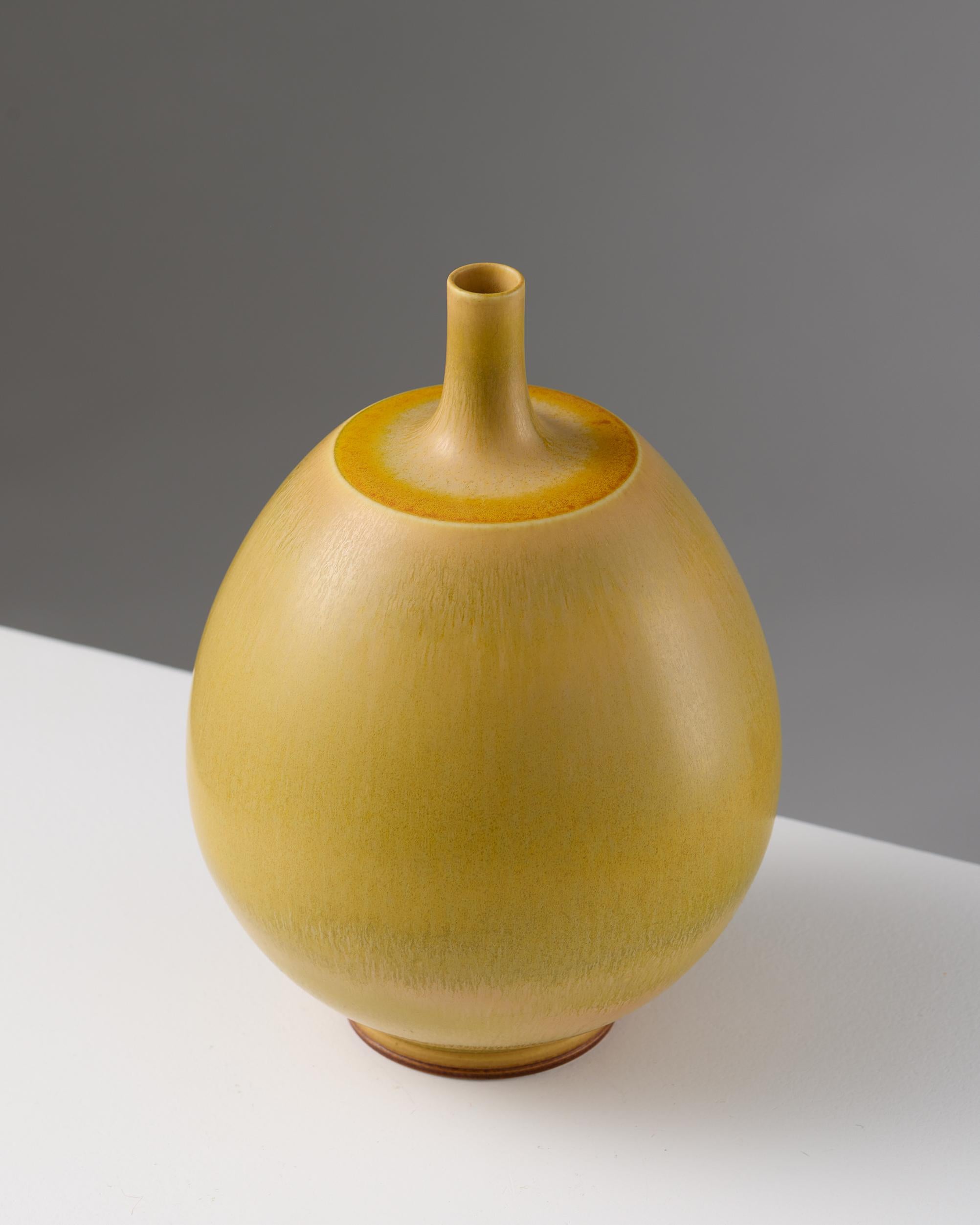 Jarrón Berndt Friberg con esmalte amarillo de piel de liebre - Gustavsberg, Suecia, 1960 en Bueno estado para la venta en Stockholm, SE