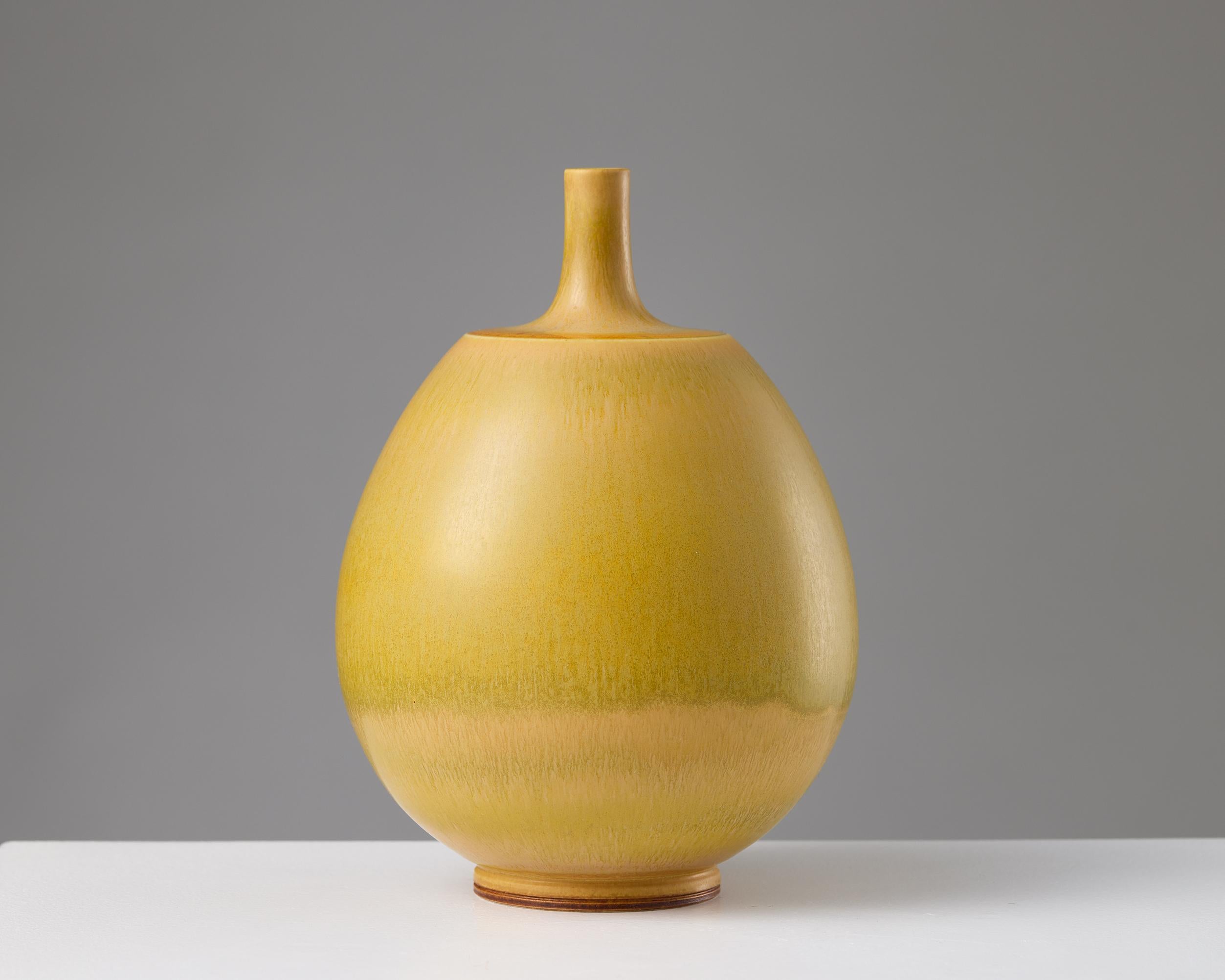 Jarrón Berndt Friberg con esmalte amarillo de piel de liebre - Gustavsberg, Suecia, 1960 mediados del siglo XX en venta