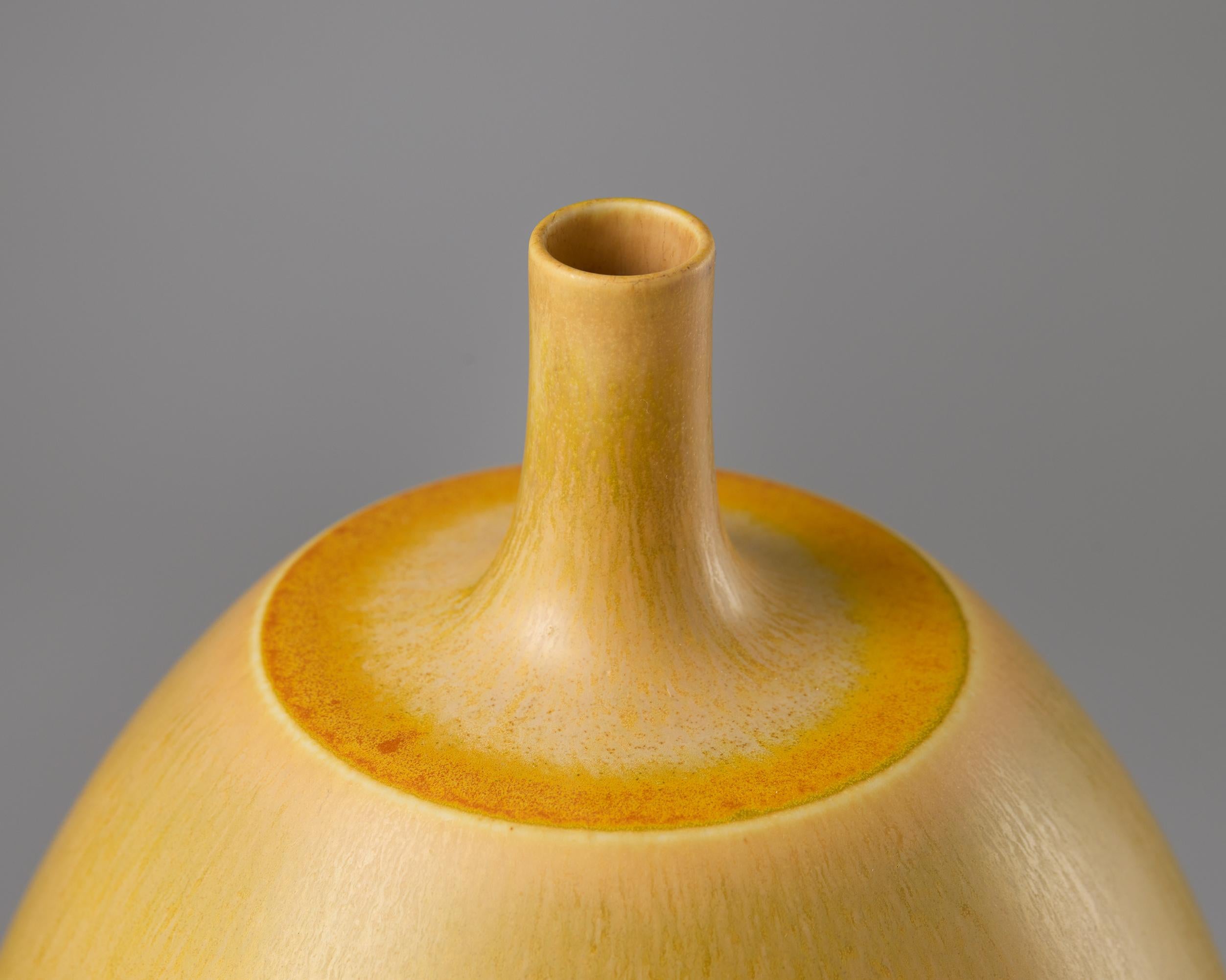 Jarrón Berndt Friberg con esmalte amarillo de piel de liebre - Gustavsberg, Suecia, 1960 Gres en venta
