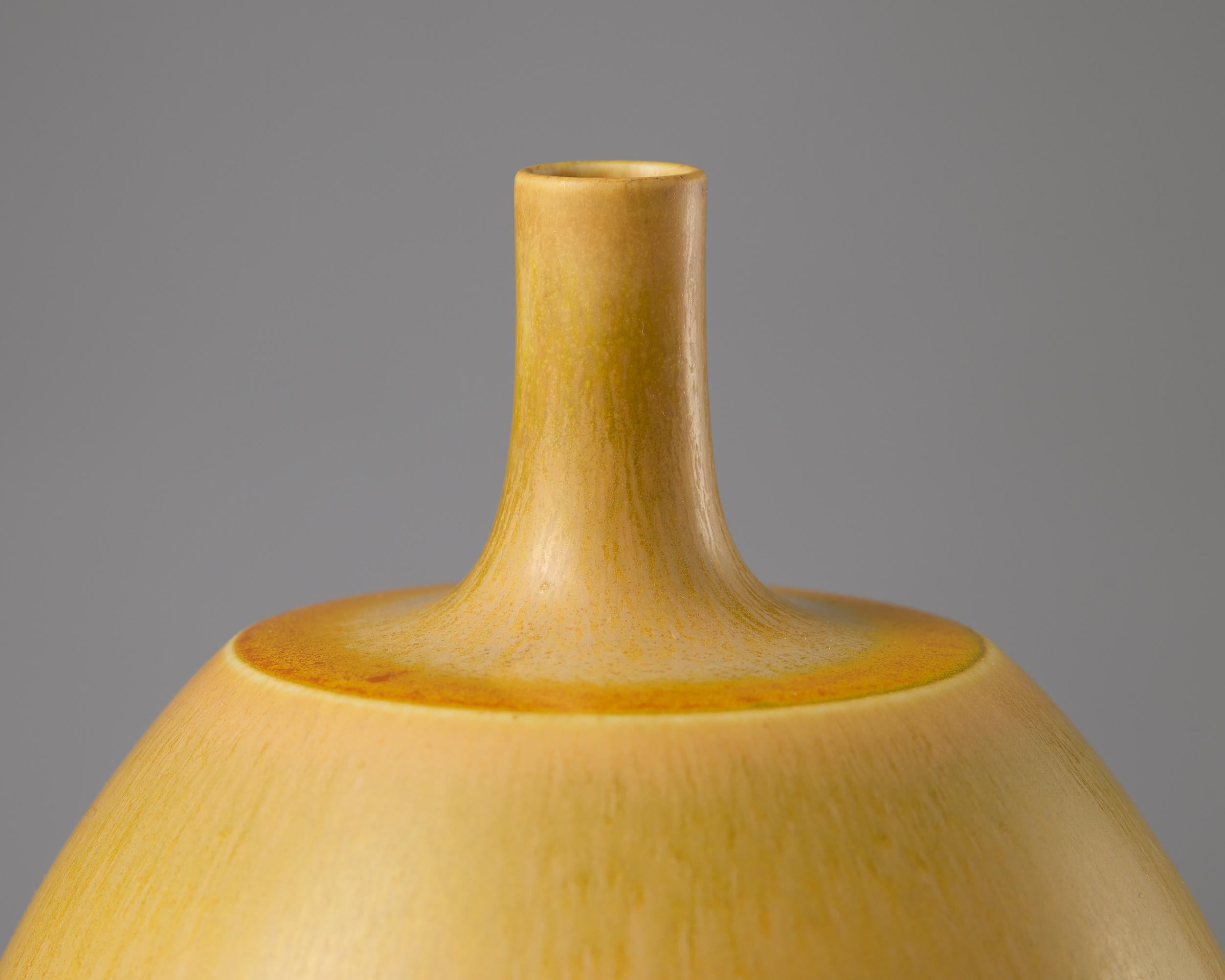 Jarrón Berndt Friberg con esmalte amarillo de piel de liebre - Gustavsberg, Suecia, 1960 en venta 1
