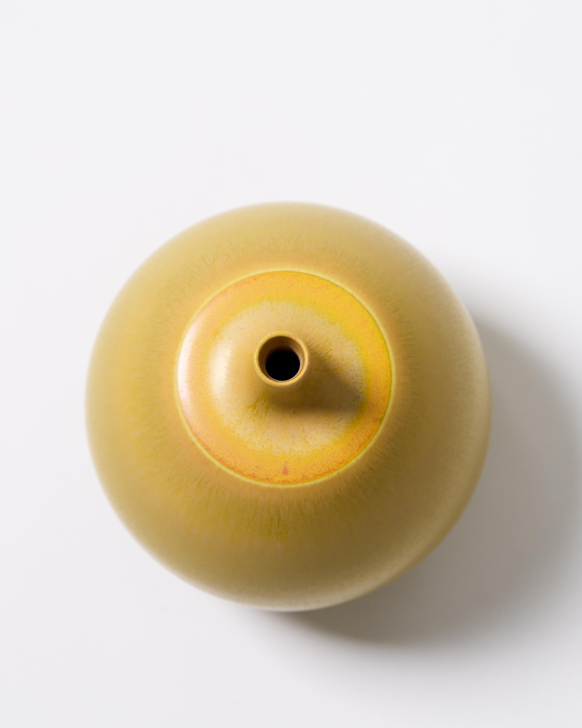 Jarrón Berndt Friberg con esmalte amarillo de piel de liebre - Gustavsberg, Suecia, 1960 en venta 3