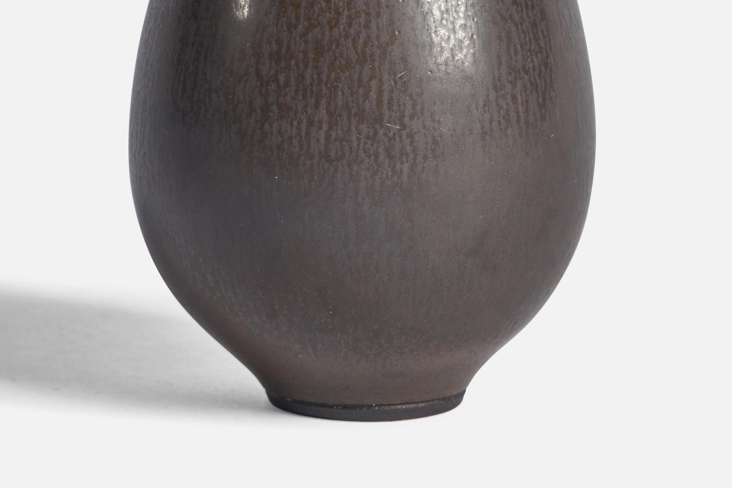 Berndt Friberg, Vase, Stoneware, Sweden, 1950s In Good Condition For Sale In High Point, NC