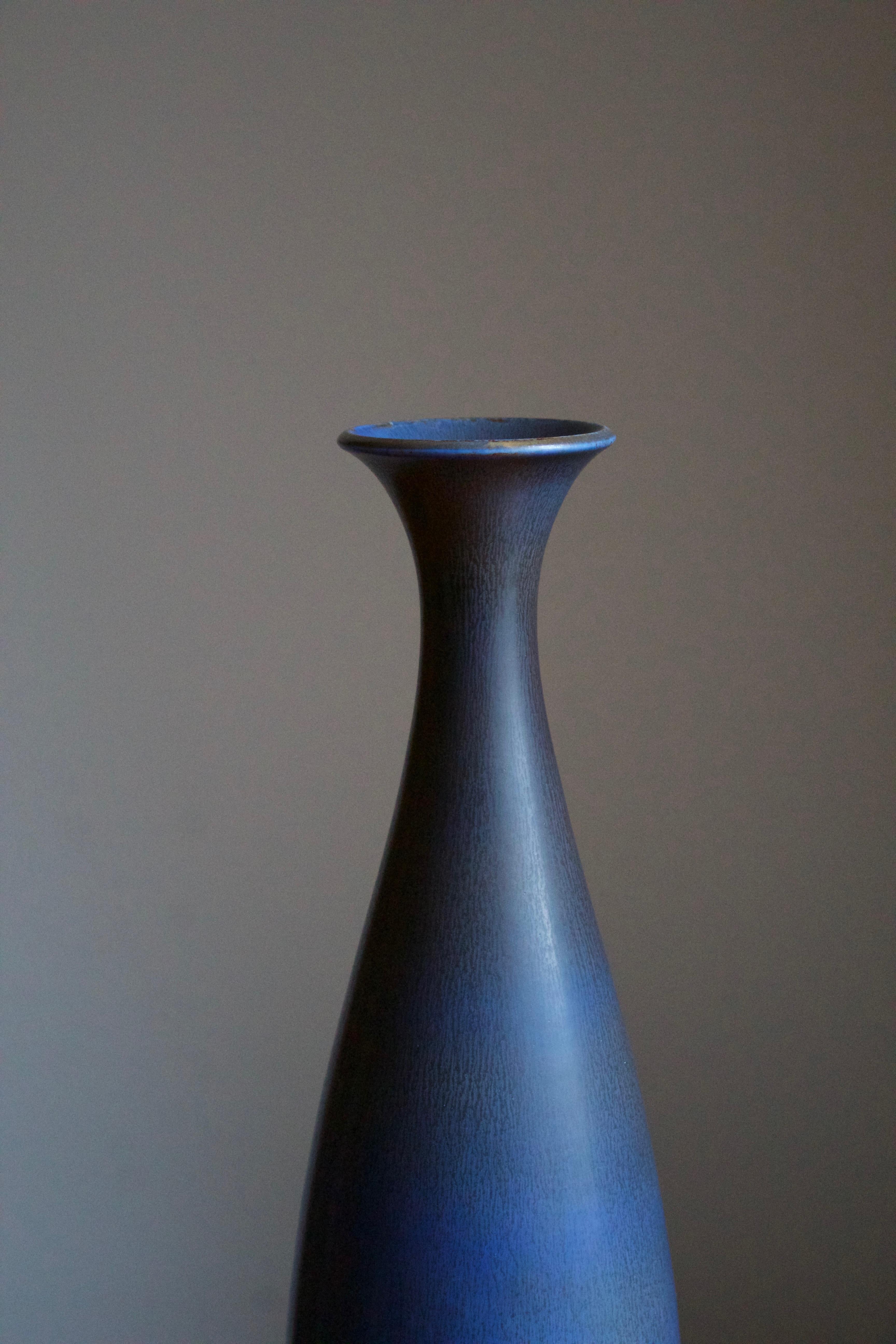 Mid-Century Modern Très grand vase Berndt Friberg, grès bleu-émaillé, Gustavsberg, années 1960 en vente
