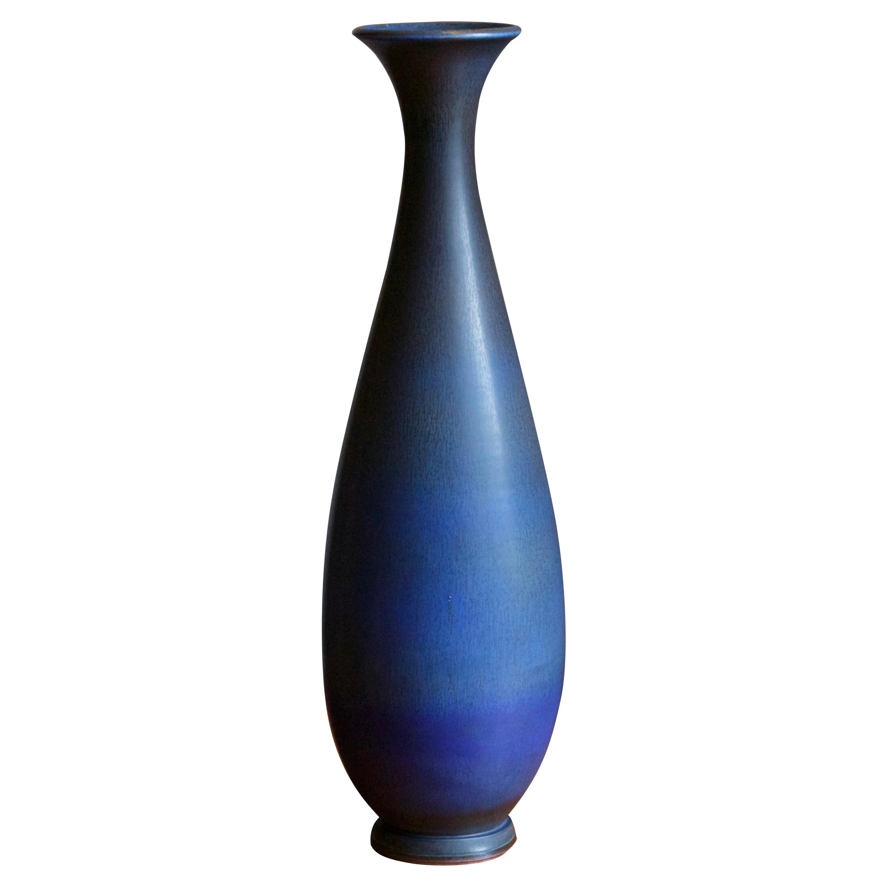 Berndt Friberg, sehr große Vase, blau glasiertes Steingut, Gustavsberg, 1960er Jahre
