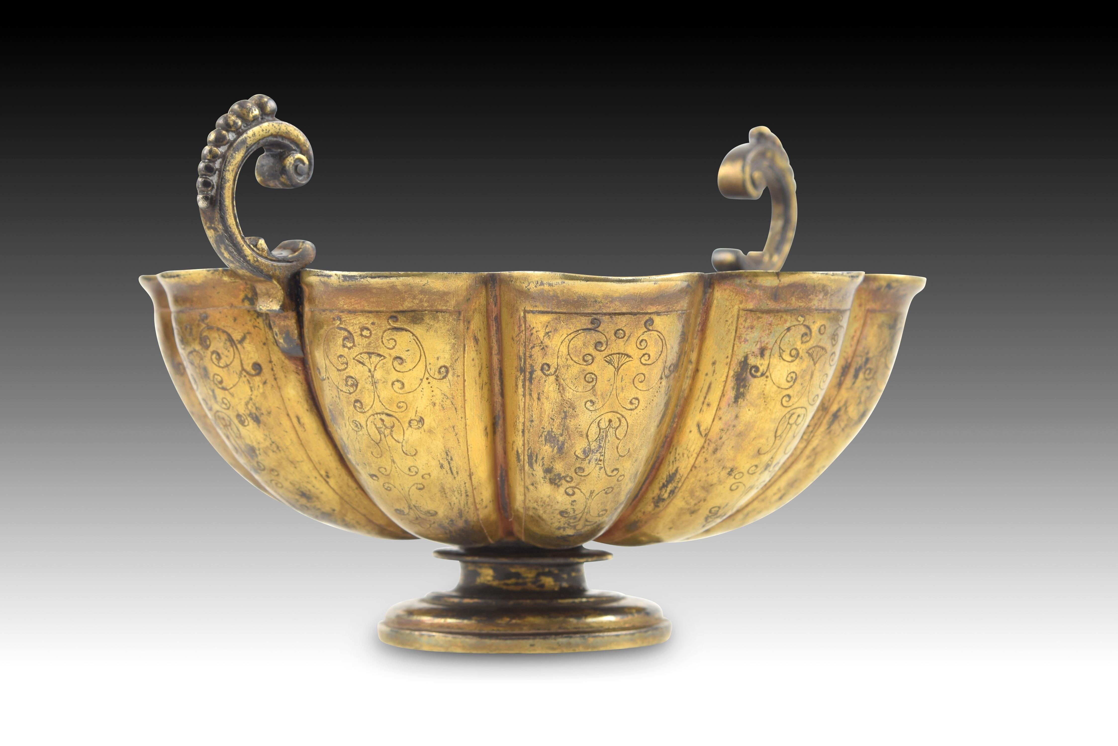 Bernegal. Vergoldetes Silber. Valladolid, 17. Jahrhundert. 
Mit Kontrast und Burirado-Marke. 
Tasse mit rundem Fuß (bernegal), verziert mit feinen glatten Formen und einem Gallonenkörper (zehn Bissen) mit eingraviertem Pflanzendekor auf der Innen-