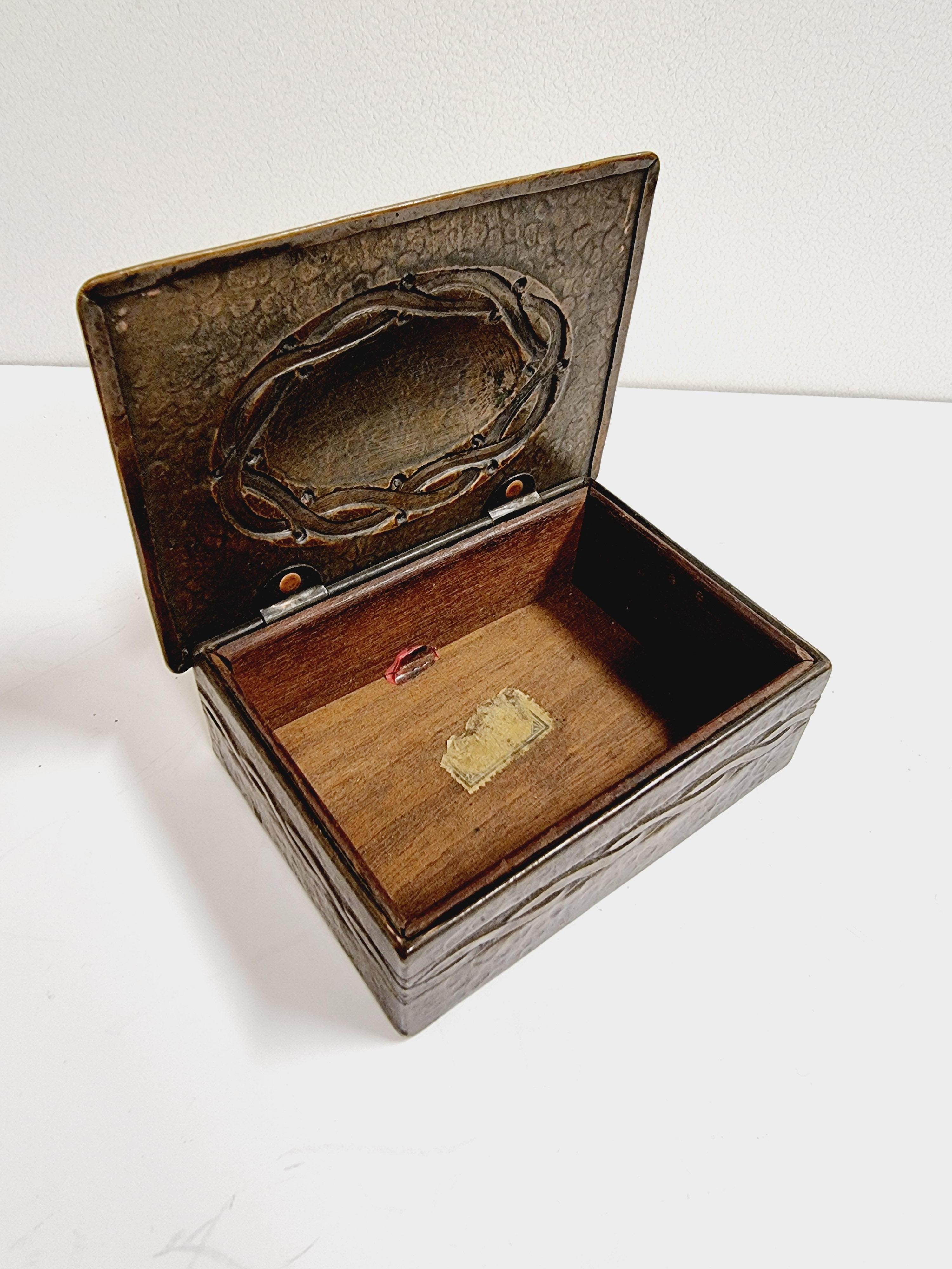 Une rare boîte en cuivre martelé, réalisée et marquée Bernham Linder. Jugend, Suède, début des années 1900. 

En bon état, petits signes d'âge et d'usure.