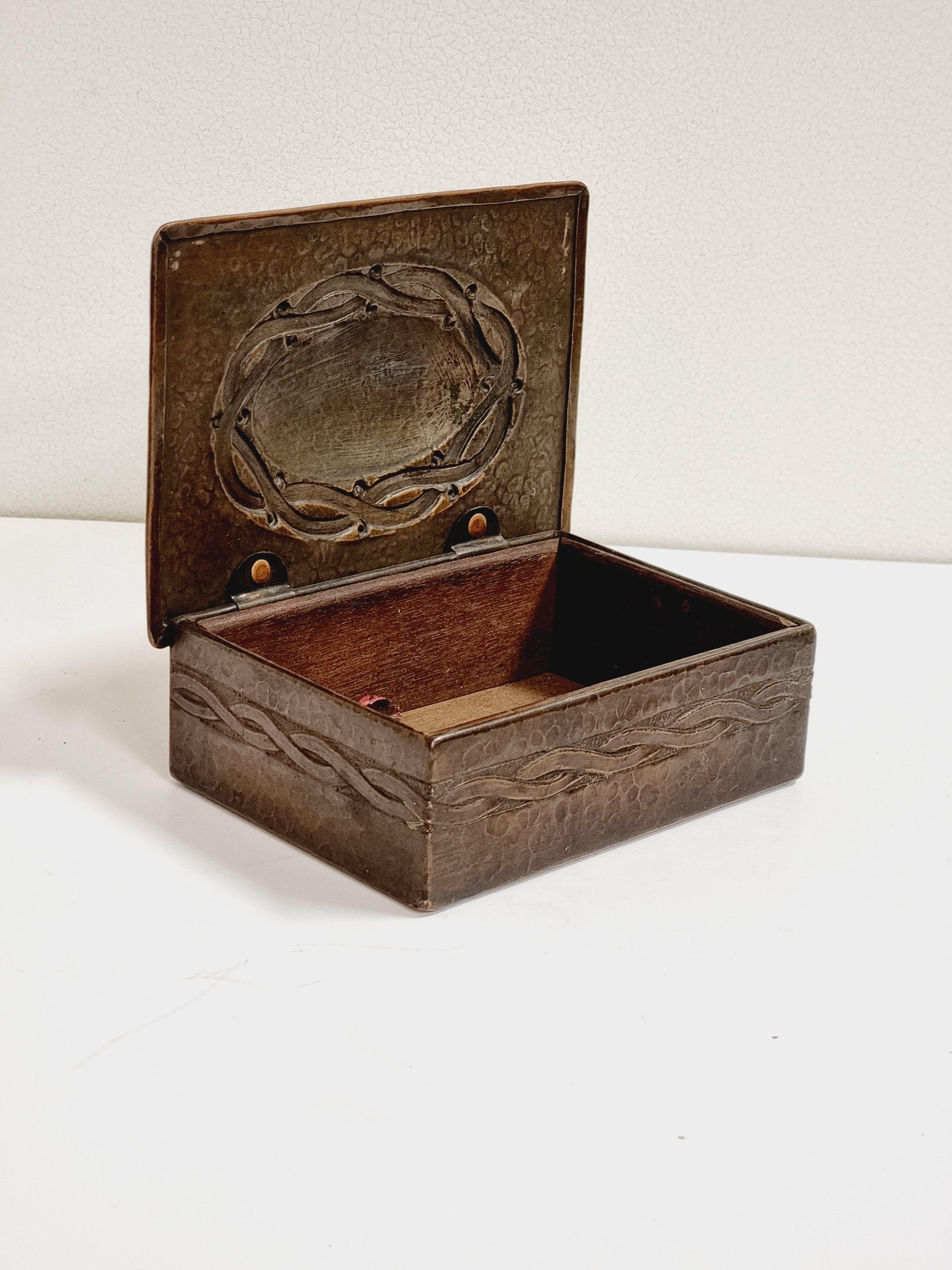Jugendstil Bernham Linder, boîte en cuivre martelé, Jugend, Suède, début des années 1900. en vente